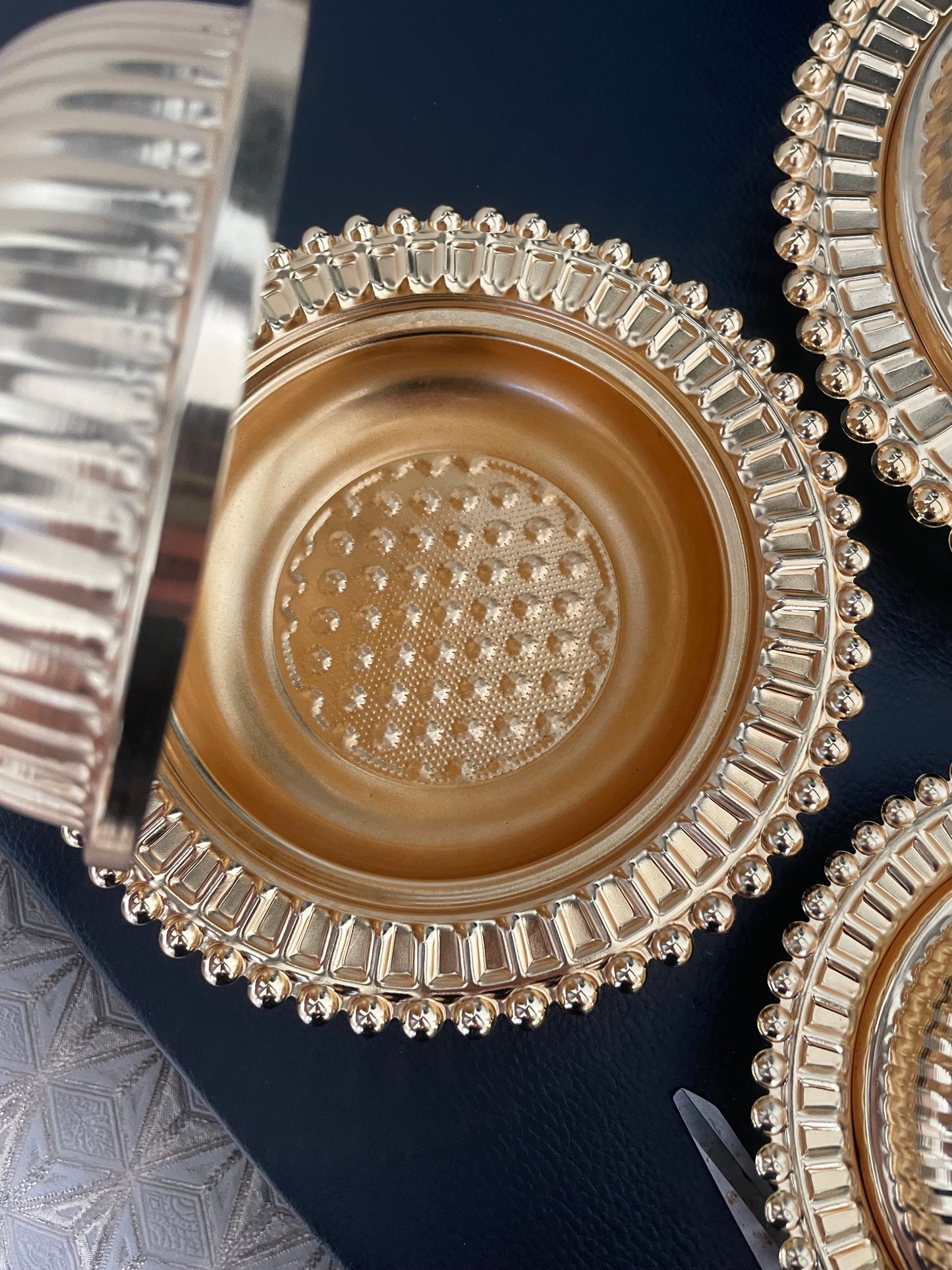 Ensemble de 3 Tajines Décoratifs Dorés – Petit, Moyen et Grand – Style Oriental Chic