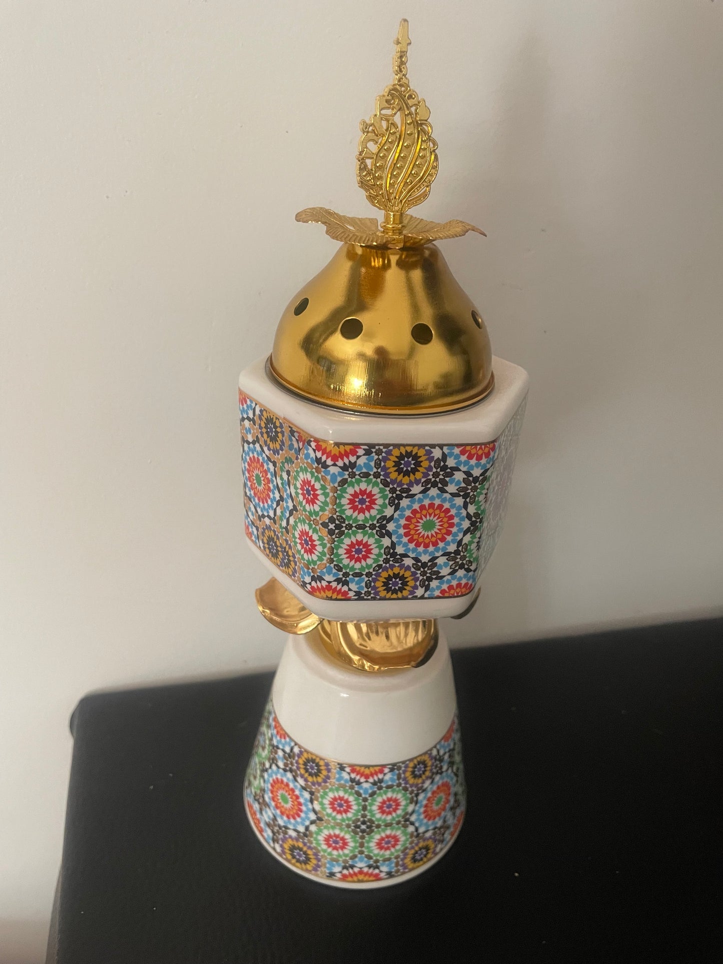 Encensoir Oriental en Céramique Émaillée et Dorure – Motifs Zellige Marocain