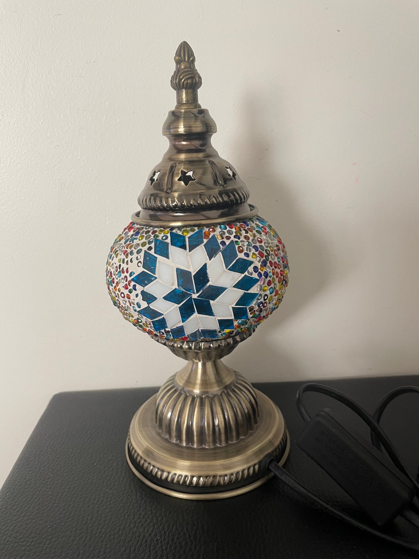 Lampe mosaïque artisanale – 3 coloris -Verre coloré rouge, bleu et blanc
