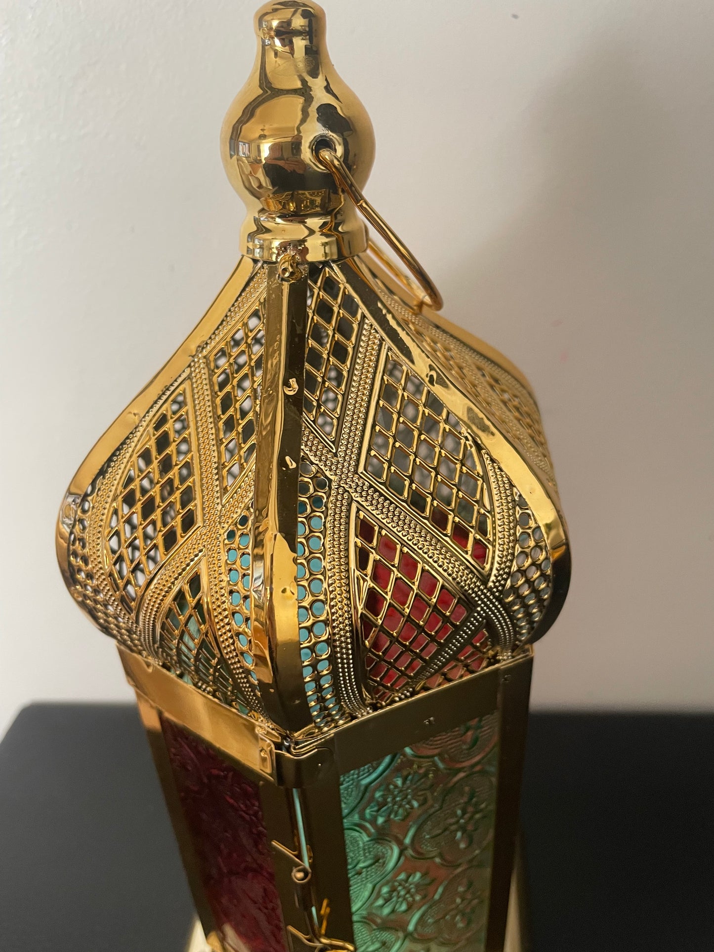 Lanterne Marocaine Dorée en Métal et Verre Coloré – Décoration Orientale Chic