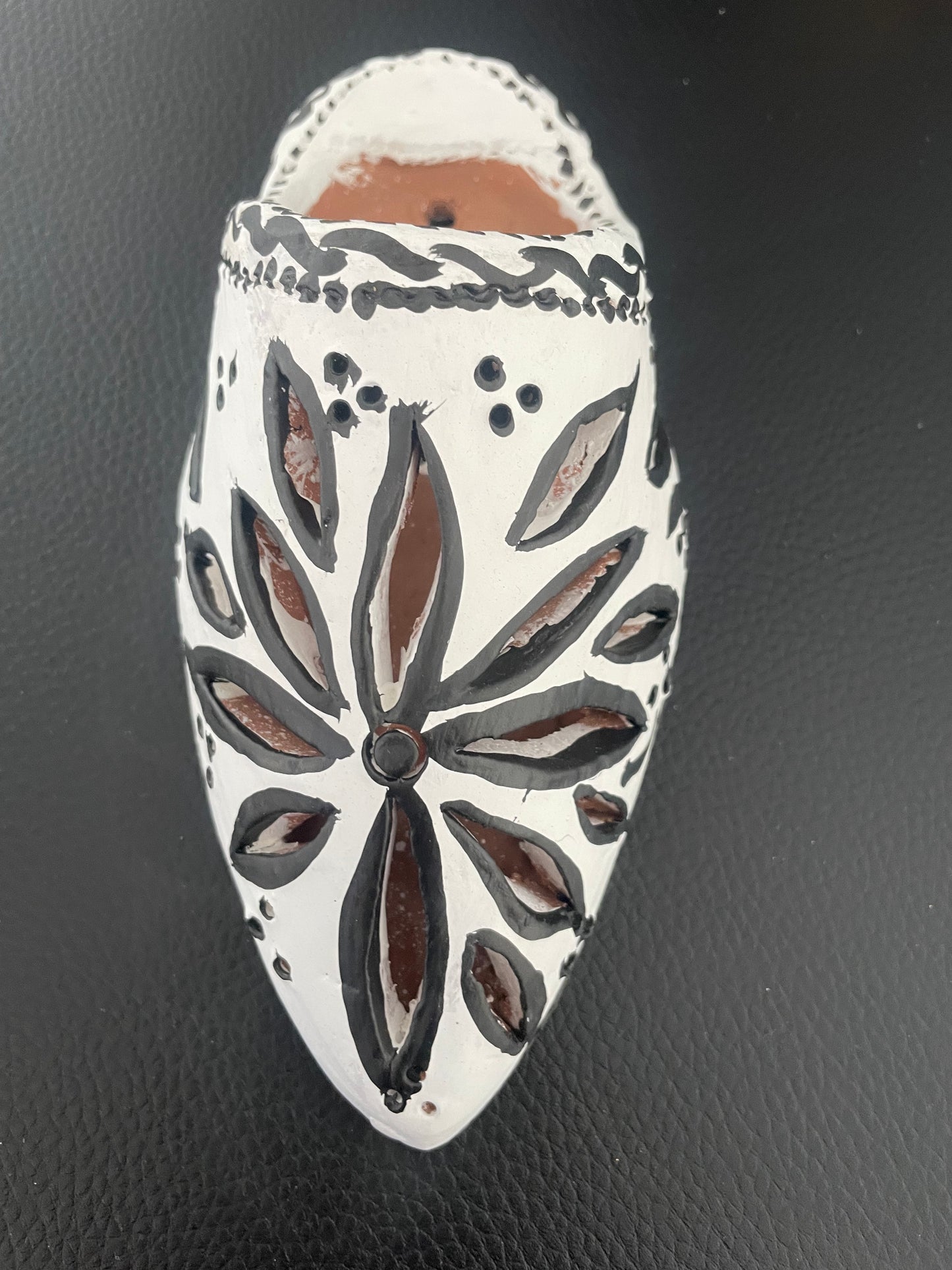 Babouche décorative murale en céramique artisanale – Blanc et noir ajouré
