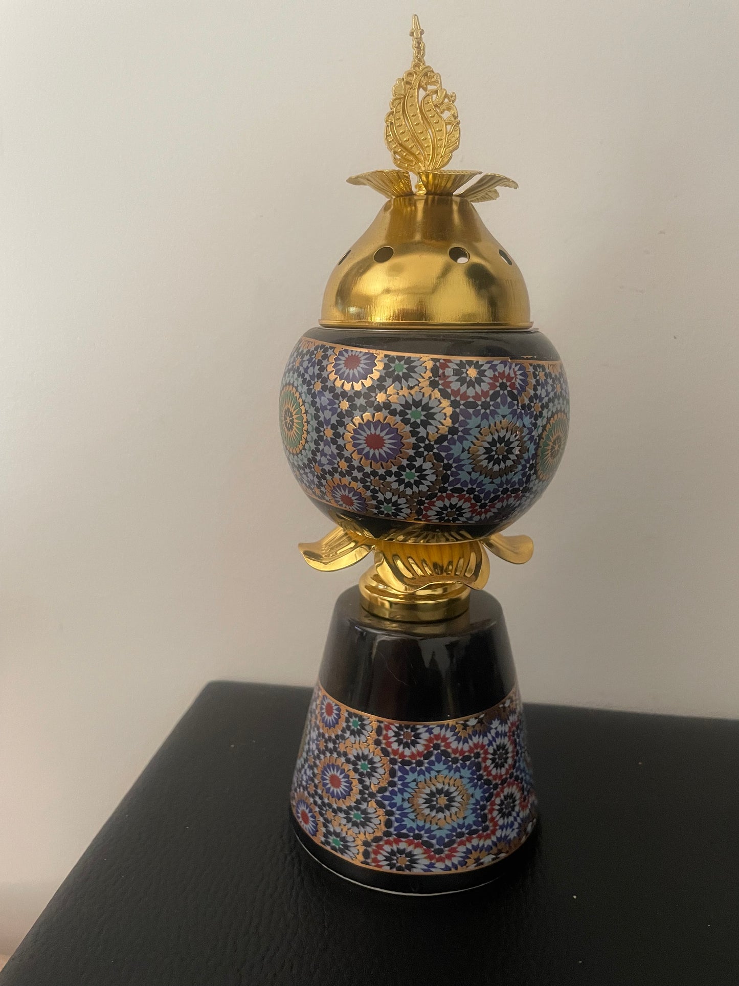 Encensoir Oriental en Céramique Émaillée et Dorure – Motifs Zellige Marocain