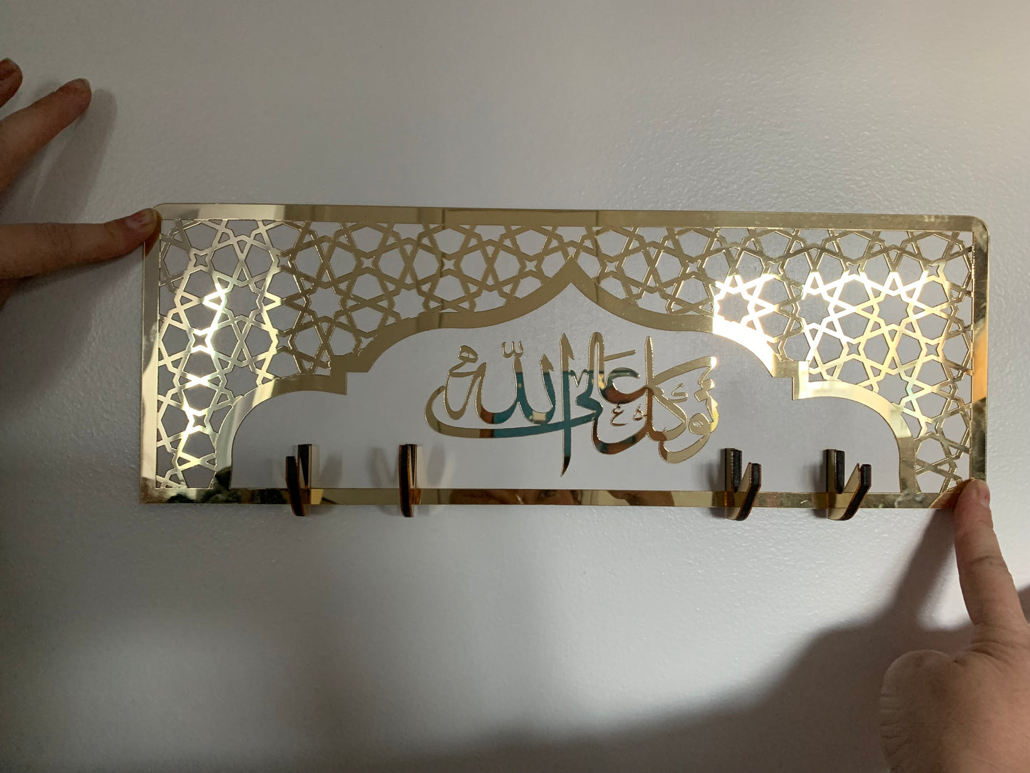 Porte-clés mural oriental doré – Design islamique avec calligraphie arabe