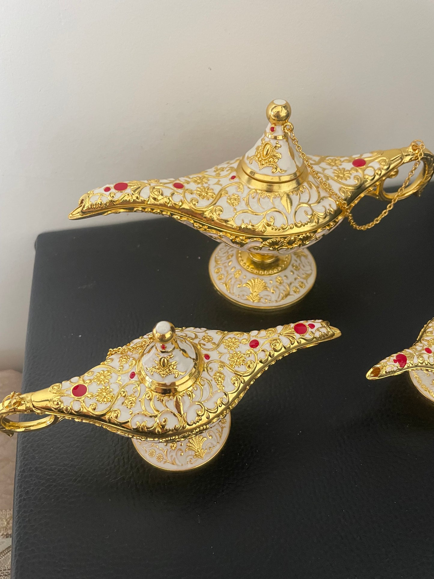 Ensemble de 3 lampes d’Aladin décoratives – Métal doré et émail blanc avec pierres rouges