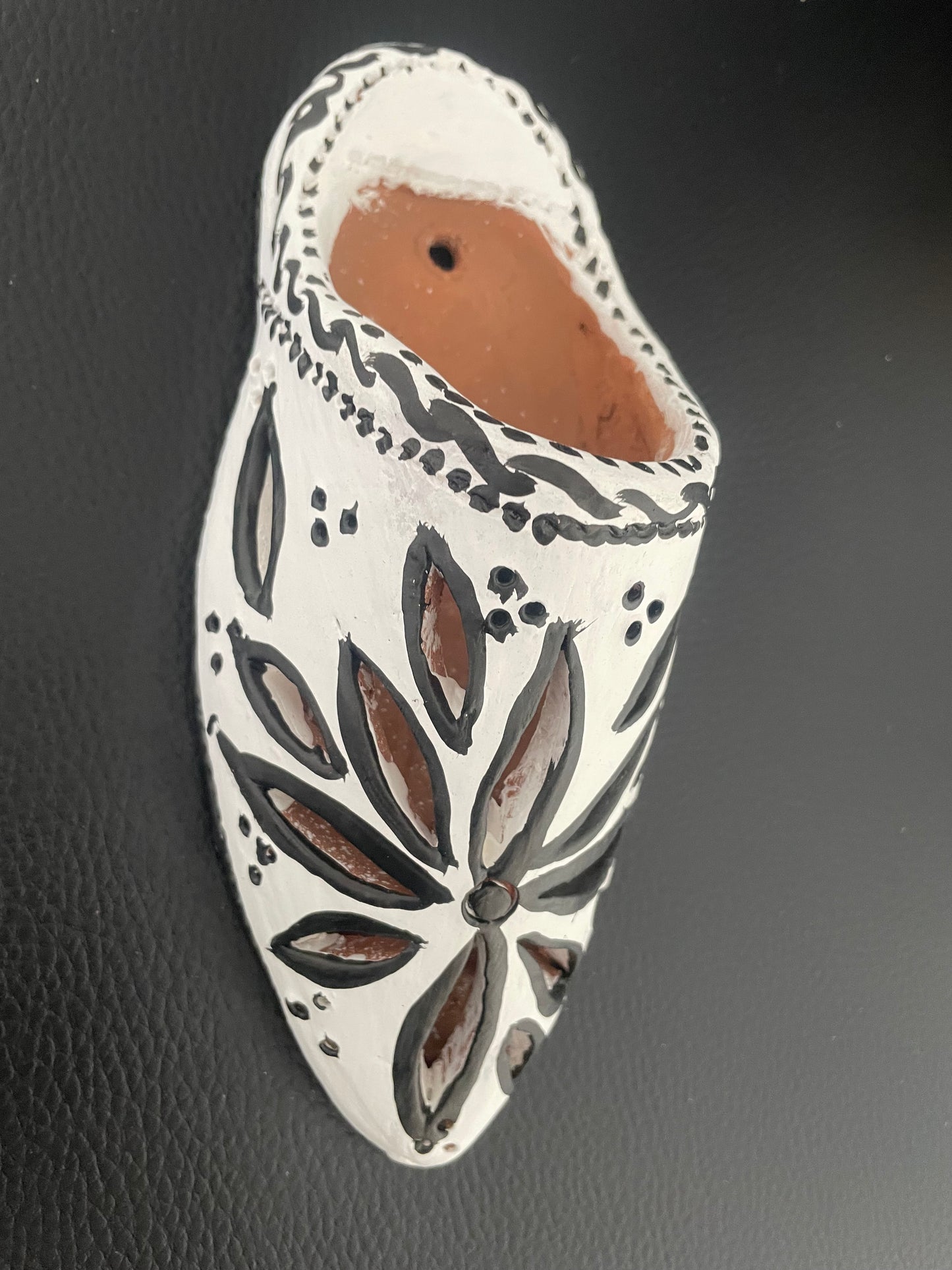 Babouche décorative murale en céramique artisanale – Blanc et noir ajouré