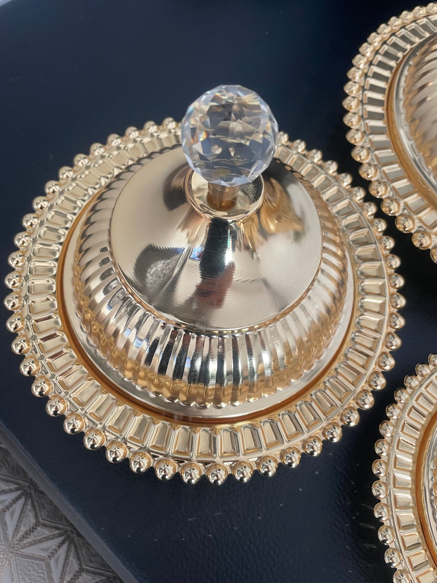 Ensemble de 3 Tajines Décoratifs Dorés – Petit, Moyen et Grand – Style Oriental Chic