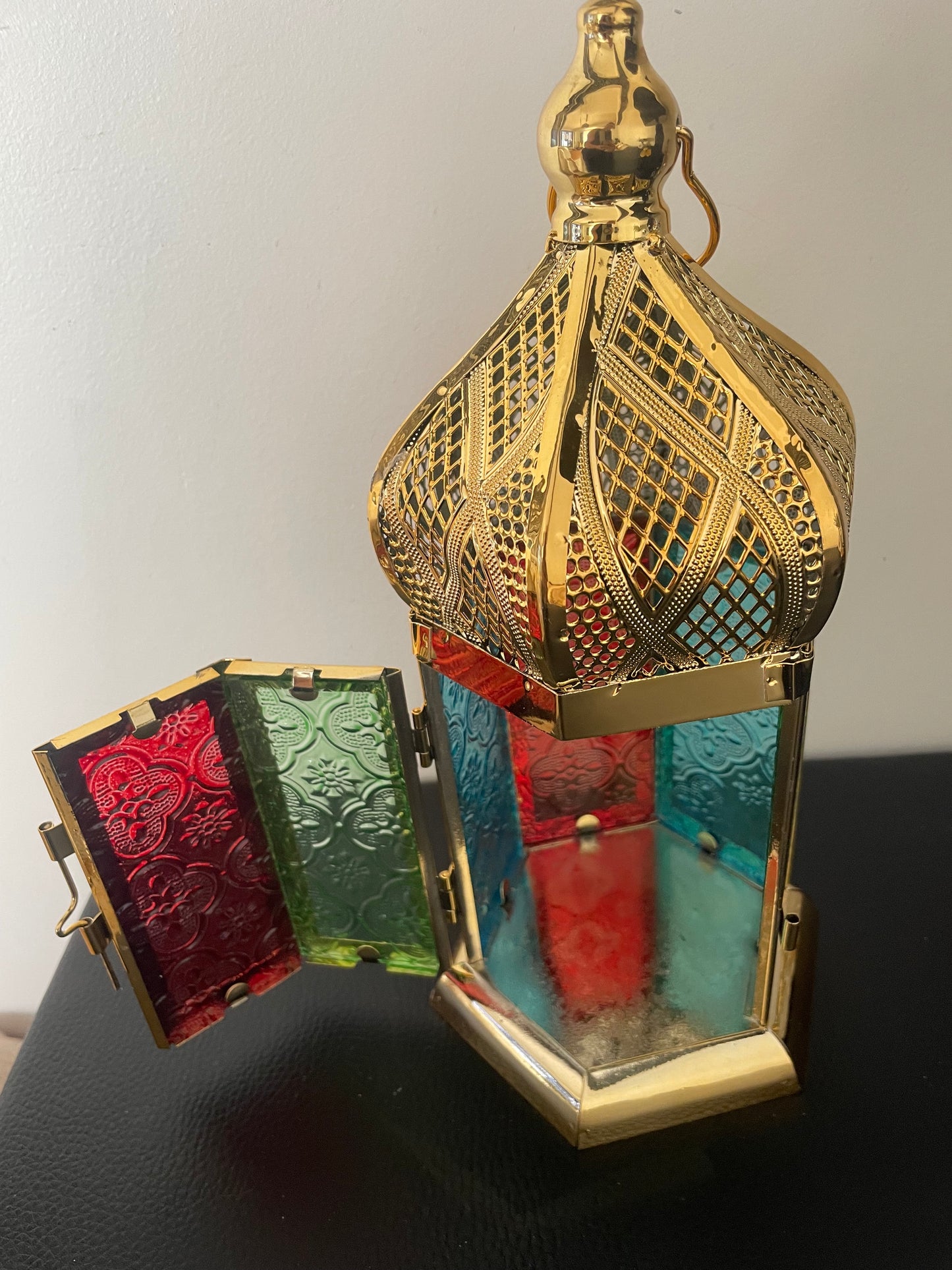 Lanterne Marocaine Dorée en Métal et Verre Coloré – Décoration Orientale Chic