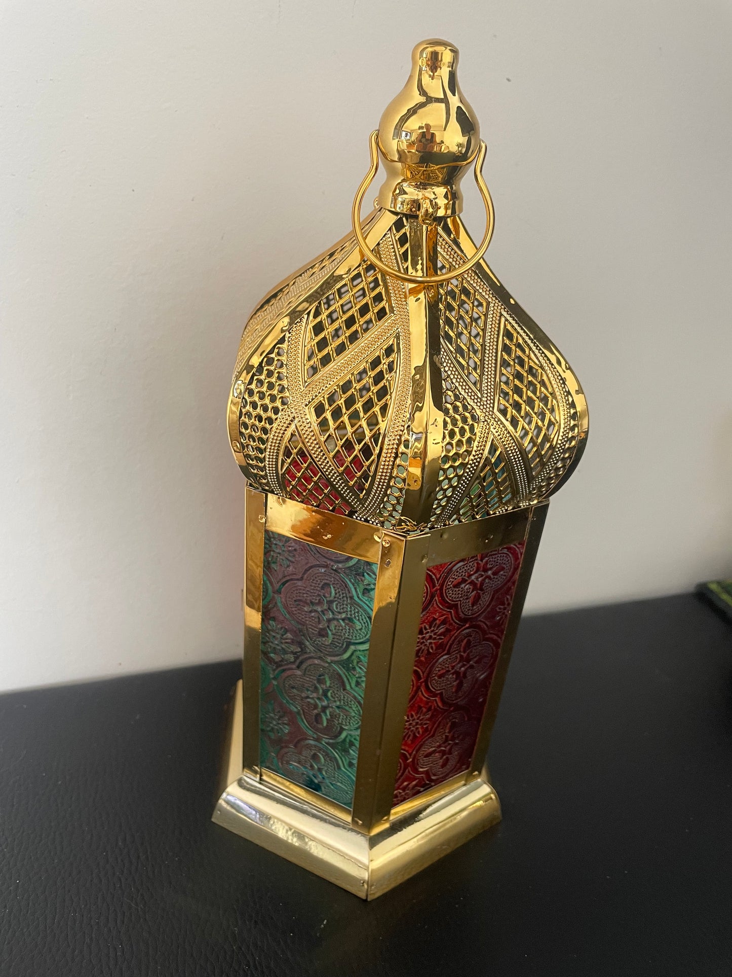 Lanterne Marocaine Dorée en Métal et Verre Coloré – Décoration Orientale Chic