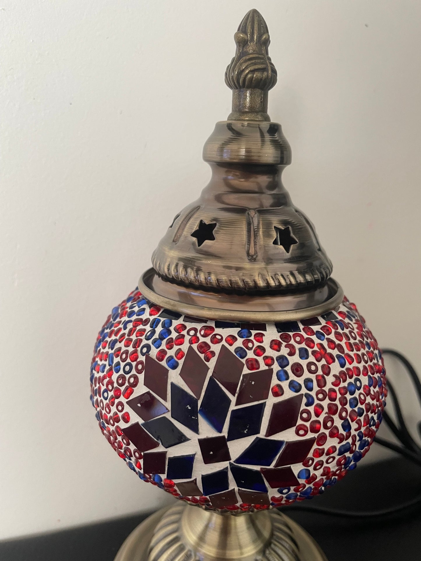 Lampe mosaïque artisanale – 3 coloris -Verre coloré rouge, bleu et blanc