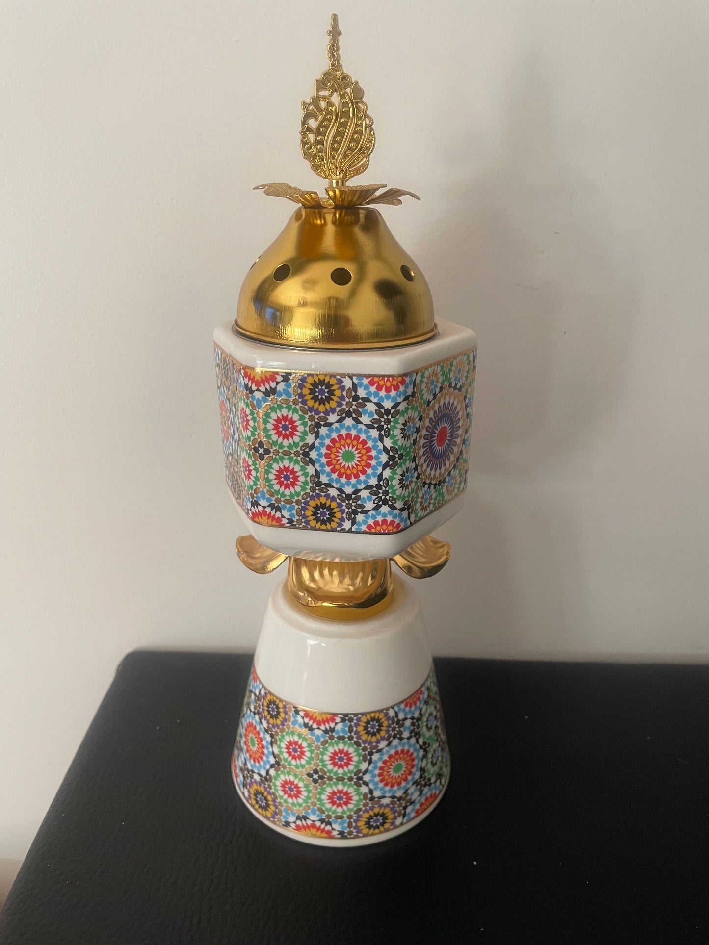 Encensoir Oriental en Céramique Émaillée et Dorure – Motifs Zellige Marocain