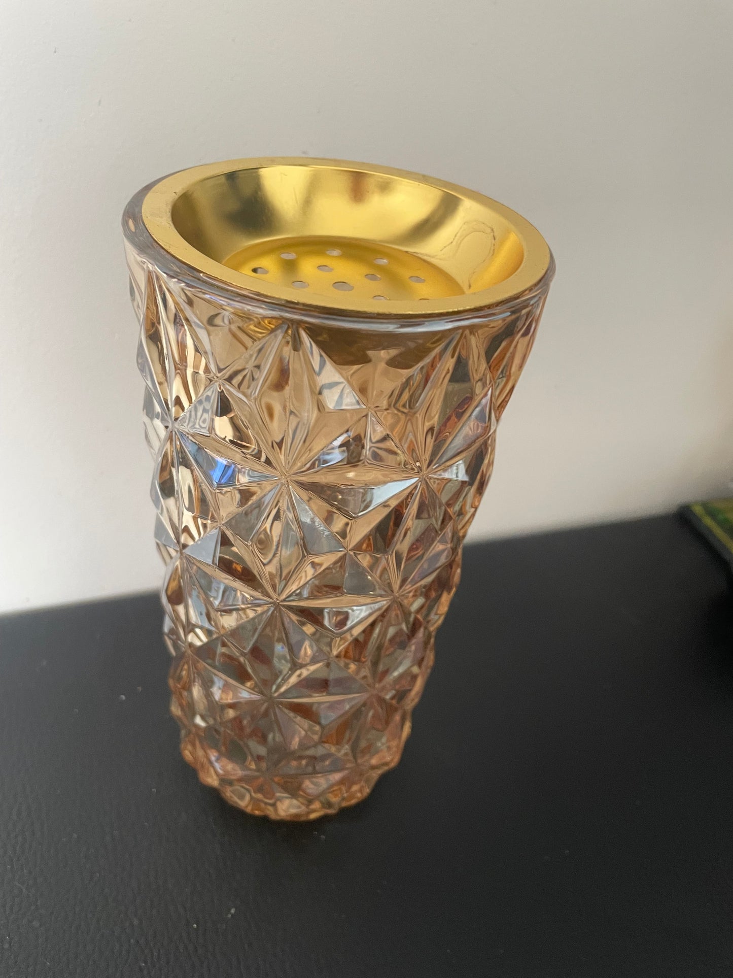 Encensoir en verre taillé ambré – Finition dorée élégante