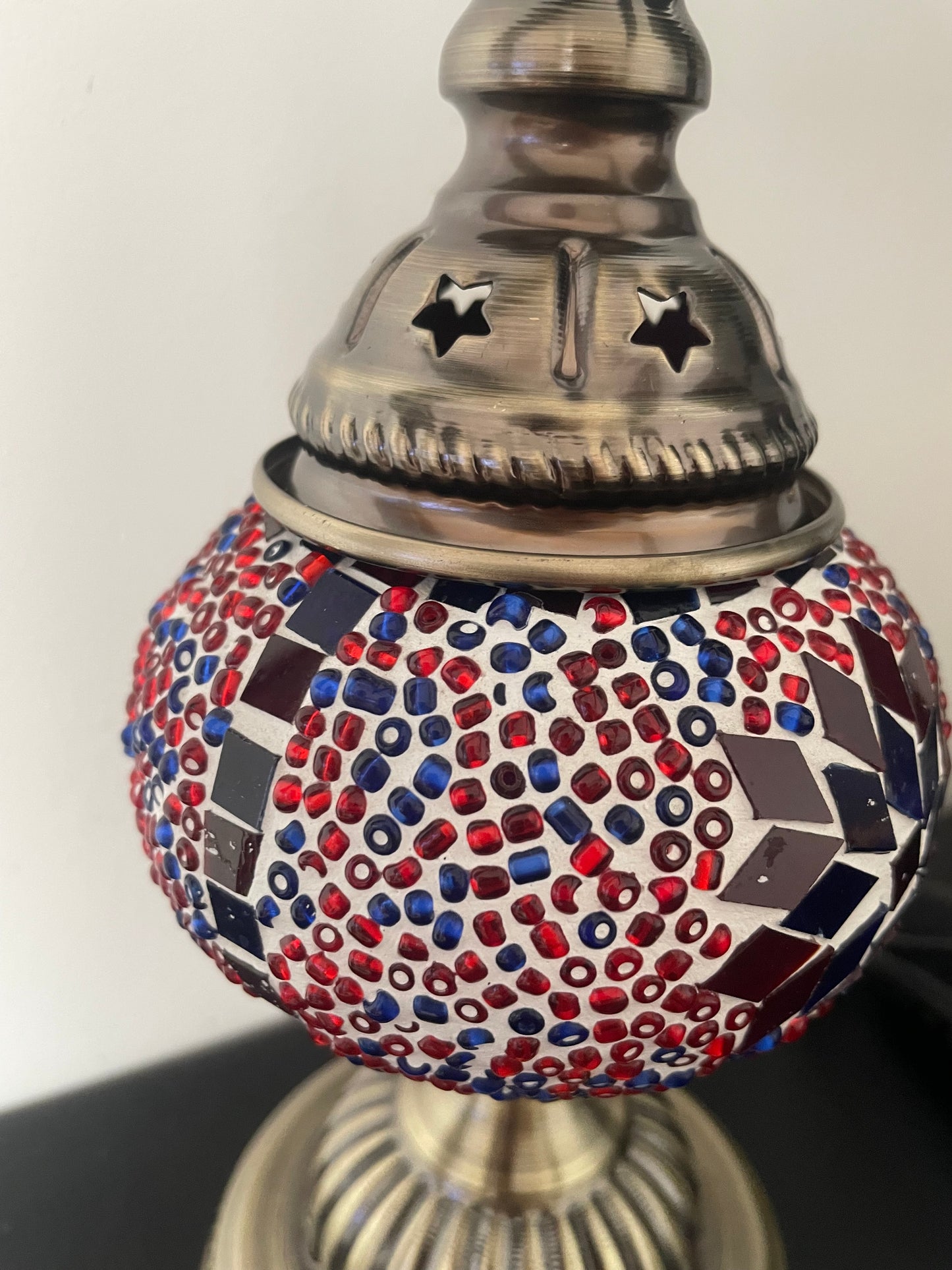 Lampe mosaïque artisanale – 3 coloris -Verre coloré rouge, bleu et blanc