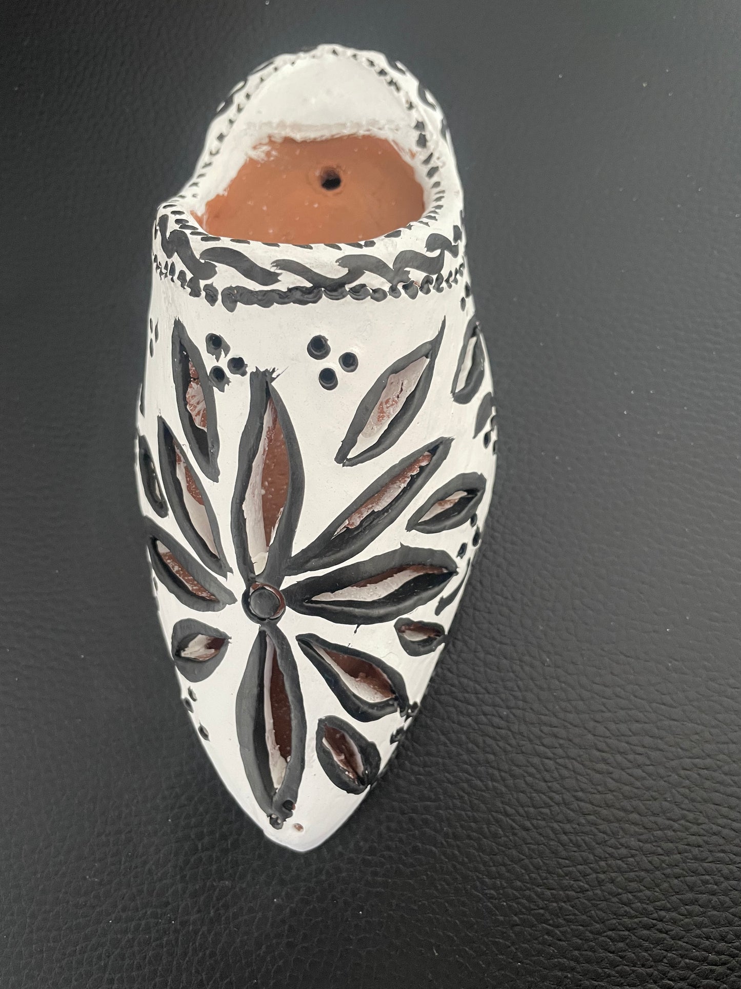 Babouche décorative murale en céramique artisanale – Blanc et noir ajouré
