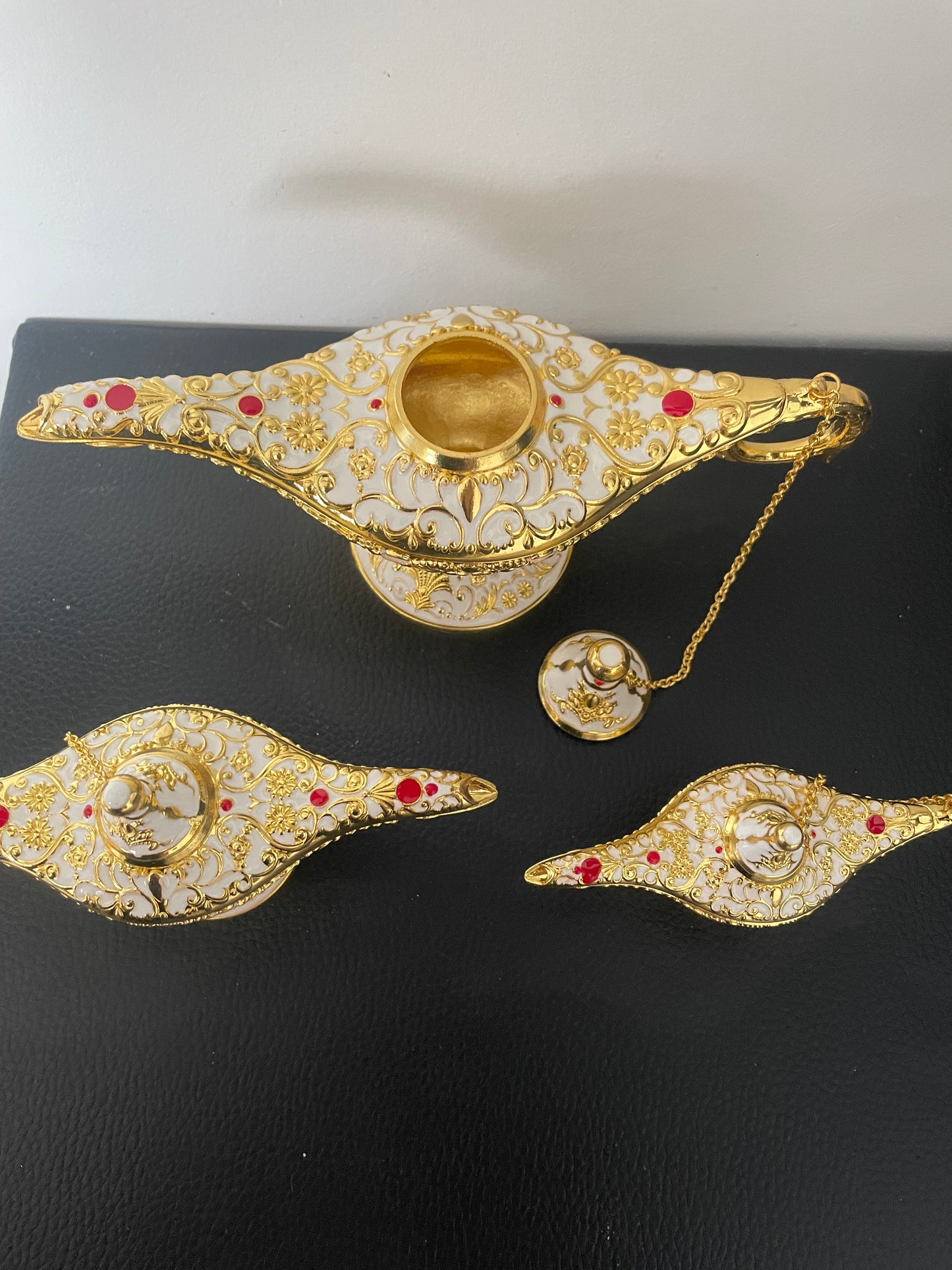 Ensemble de 3 lampes d’Aladin décoratives – Métal doré et émail blanc avec pierres rouges