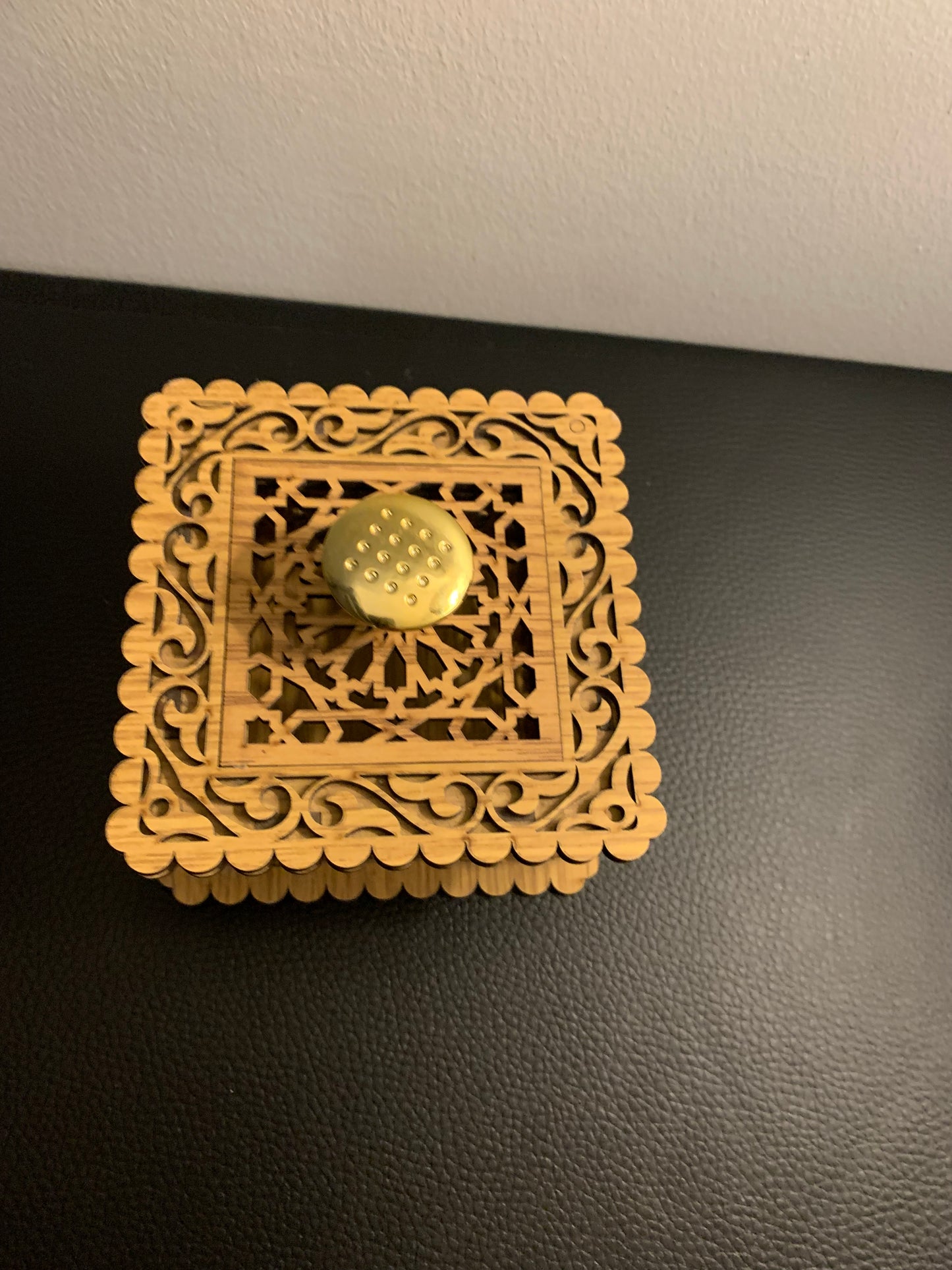 Boîte artisanale en bois ajouré – Forme carrée et poignée dorée