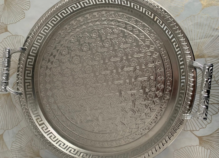 Plateau rond argenté oriental avec poignées – Motifs géométriques gravés