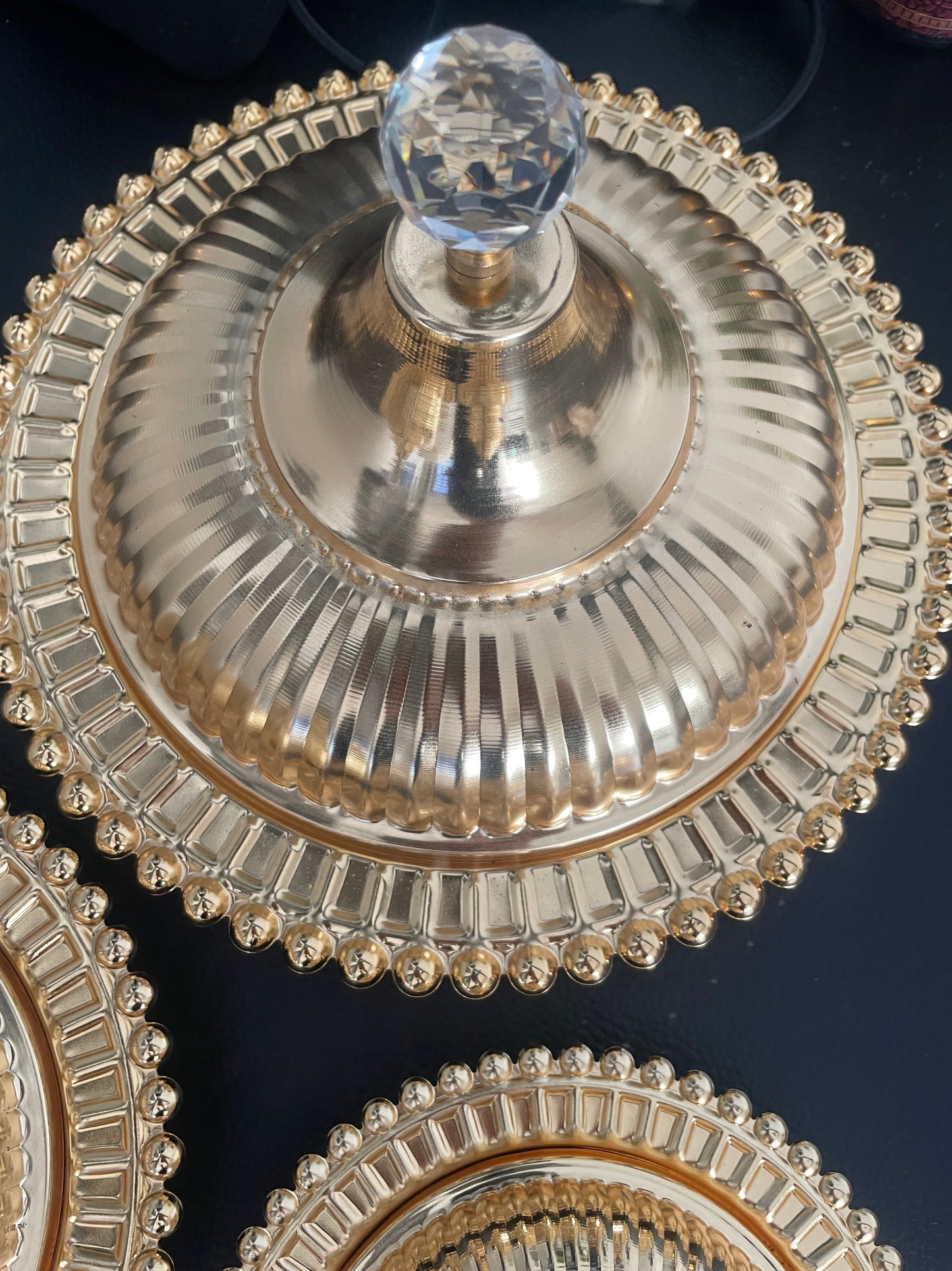 Ensemble de 3 Tajines Décoratifs Dorés – Petit, Moyen et Grand – Style Oriental Chic