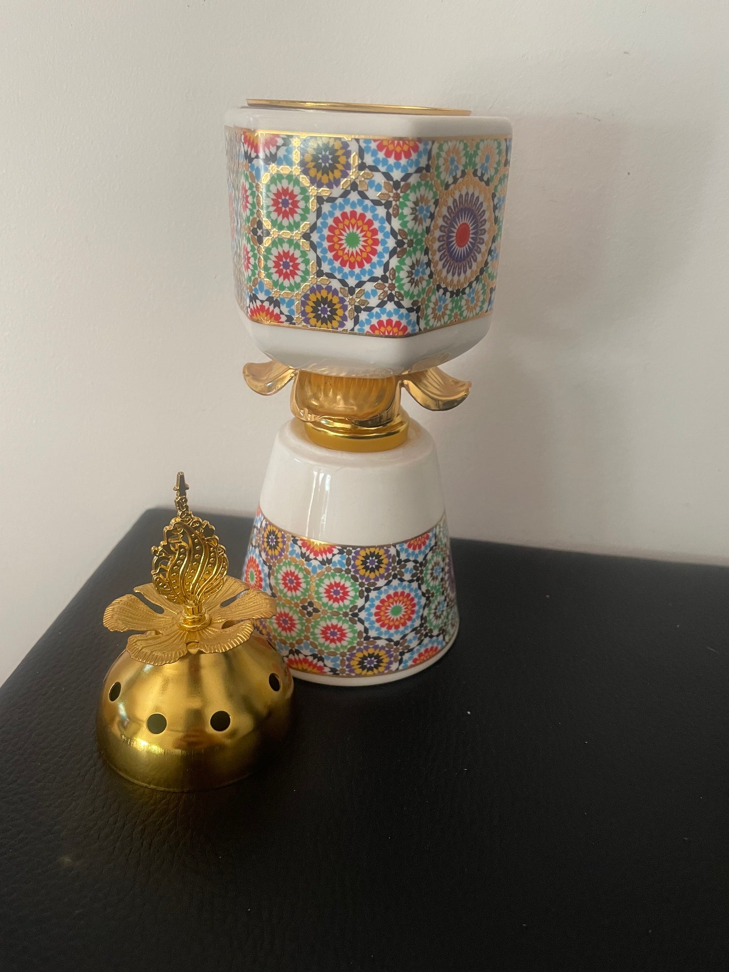 Encensoir Oriental en Céramique Émaillée et Dorure – Motifs Zellige Marocain