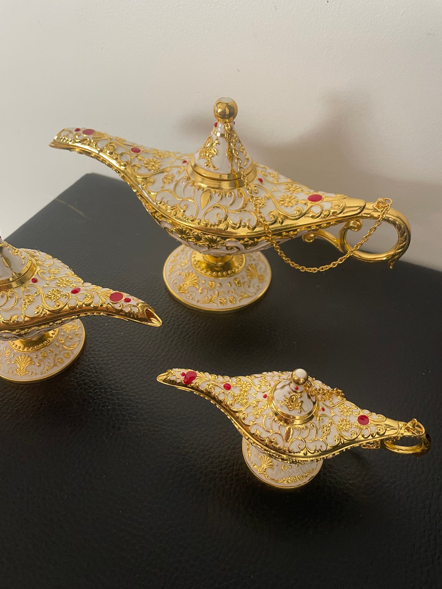 Ensemble de 3 lampes d’Aladin décoratives – Métal doré et émail blanc avec pierres rouges