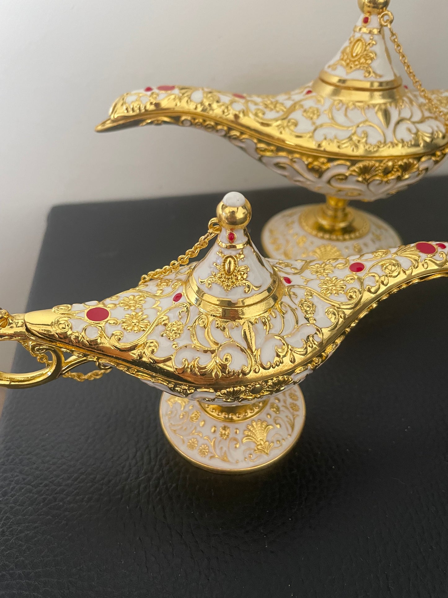 Ensemble de 3 lampes d’Aladin décoratives – Métal doré et émail blanc avec pierres rouges