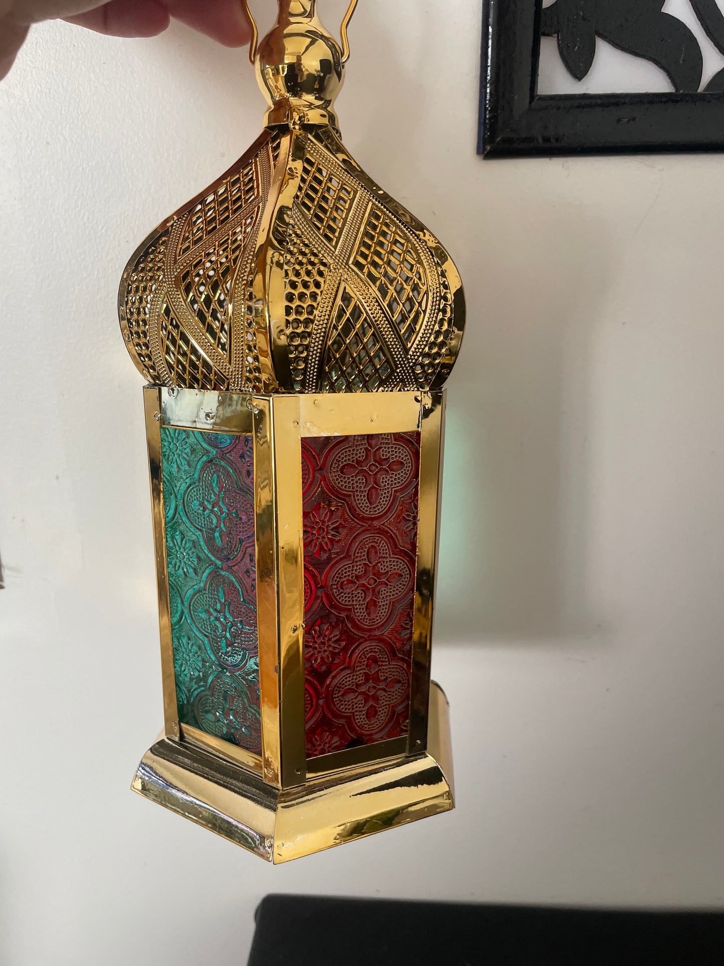 Lanterne Marocaine Dorée en Métal et Verre Coloré – Décoration Orientale Chic