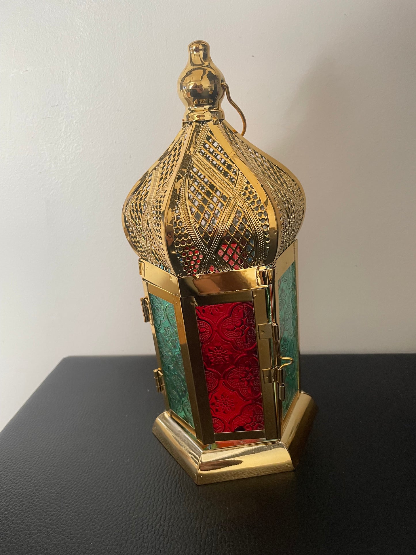 Lanterne Marocaine Dorée en Métal et Verre Coloré – Décoration Orientale Chic