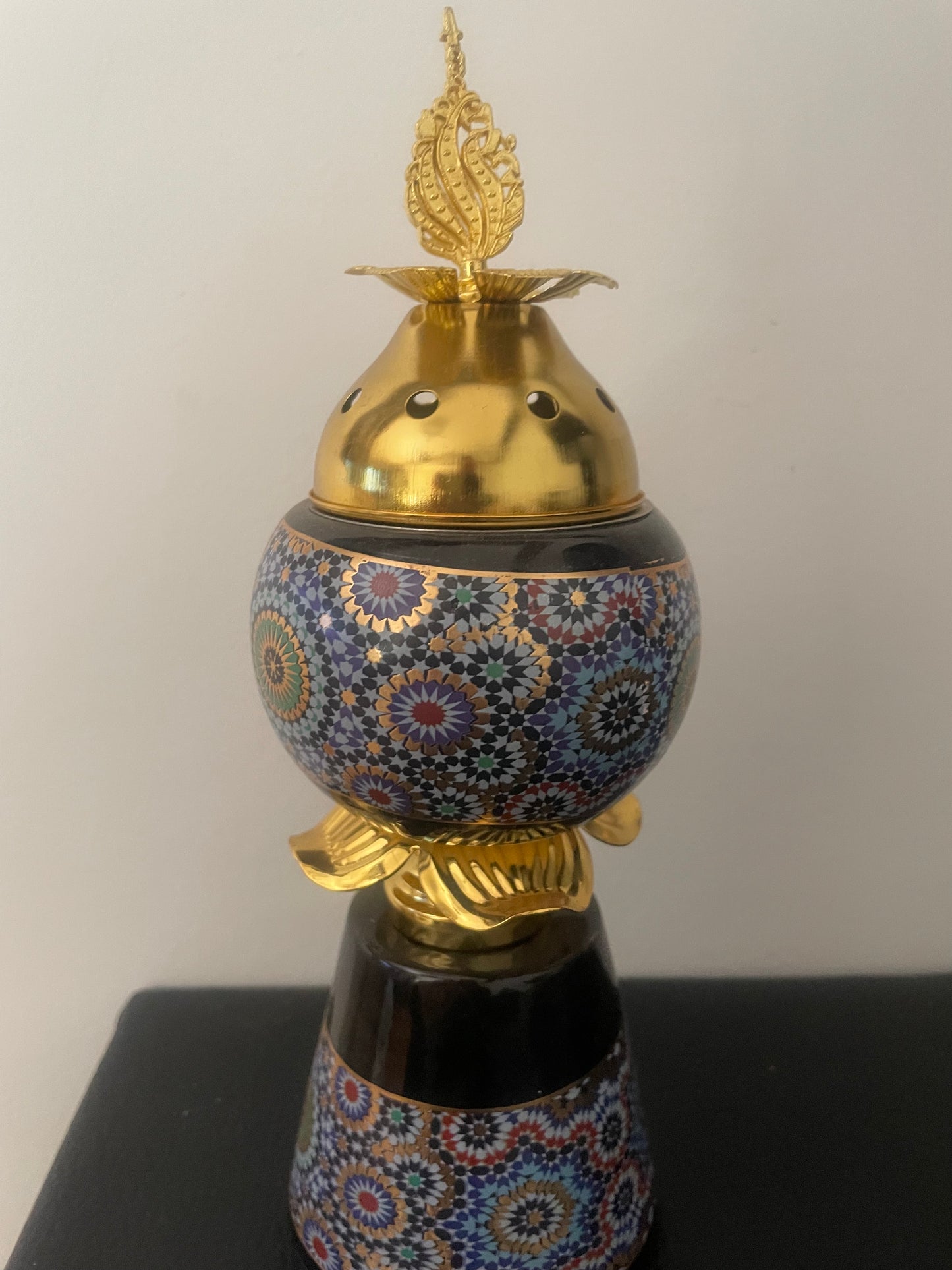 Encensoir Oriental en Céramique Émaillée et Dorure – Motifs Zellige Marocain