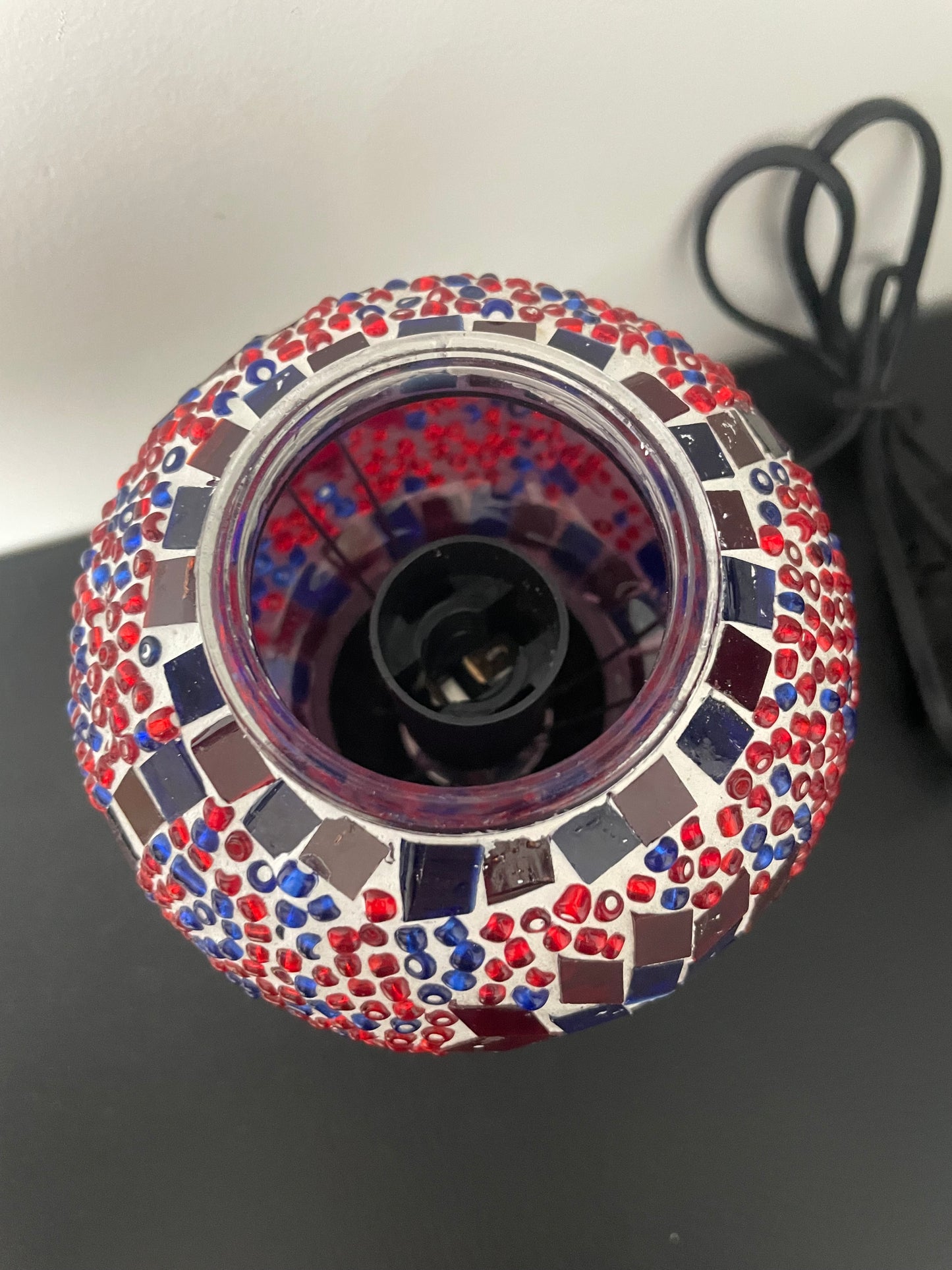 Lampe mosaïque artisanale – 3 coloris -Verre coloré rouge, bleu et blanc