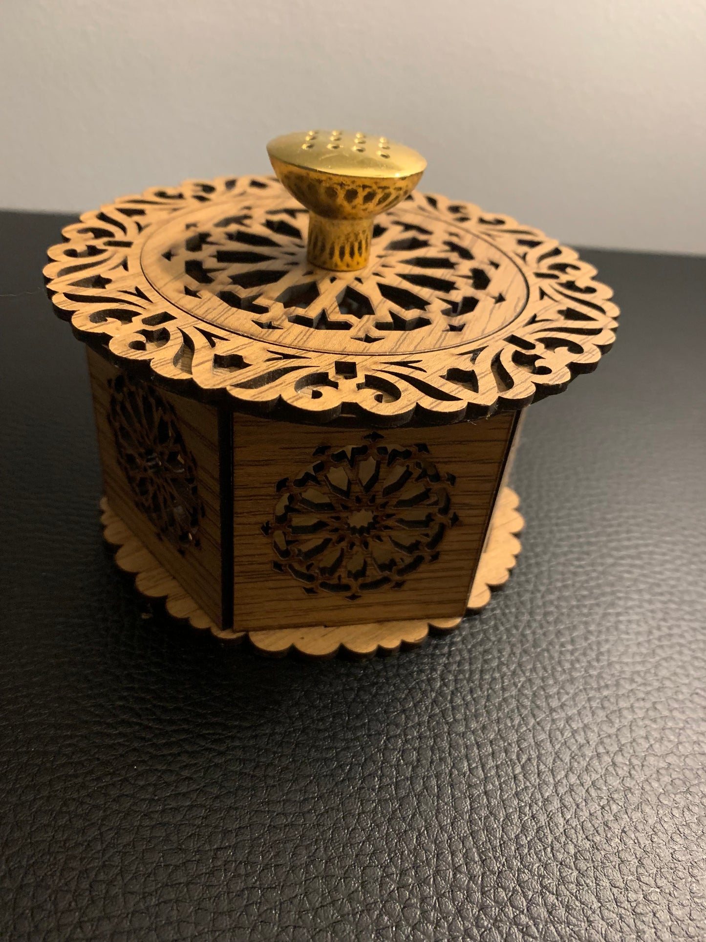 Boîte artisanale en bois ajouré – Motif oriental & poignée dorée