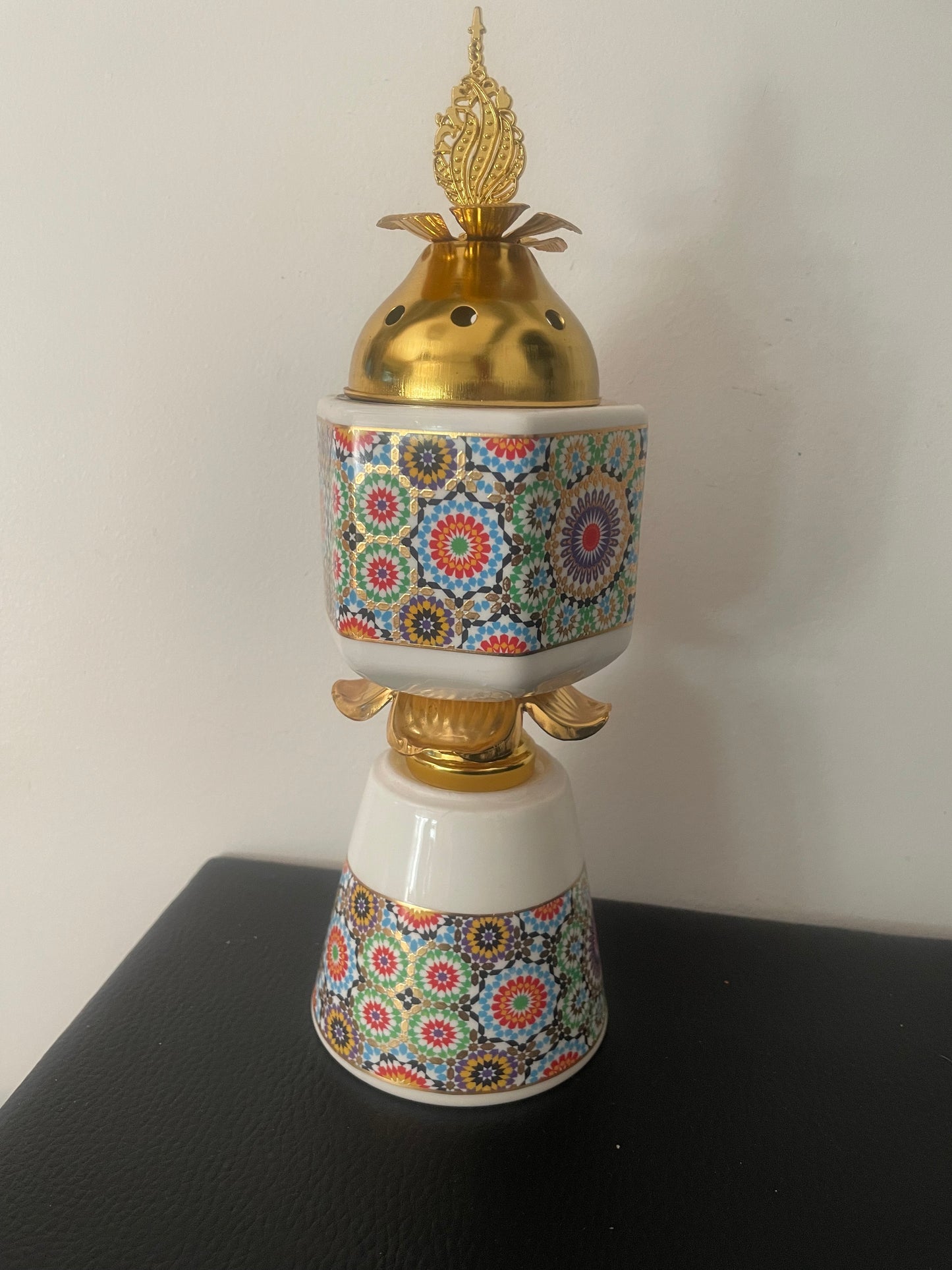 Encensoir Oriental en Céramique Émaillée et Dorure – Motifs Zellige Marocain