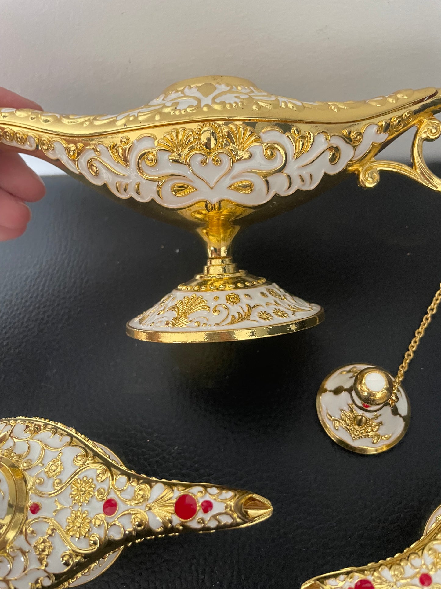 Ensemble de 3 lampes d’Aladin décoratives – Métal doré et émail blanc avec pierres rouges