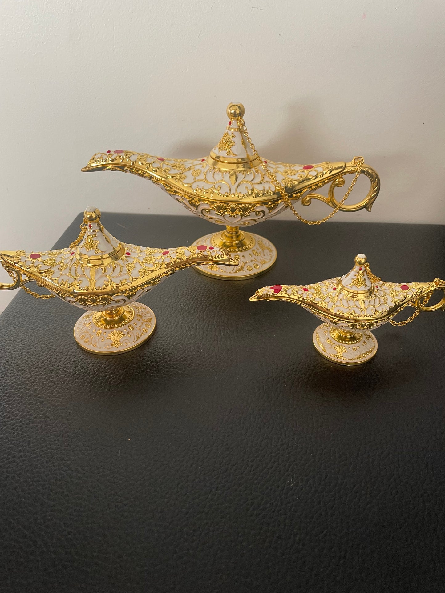 Ensemble de 3 lampes d’Aladin décoratives – Métal doré et émail blanc avec pierres rouges