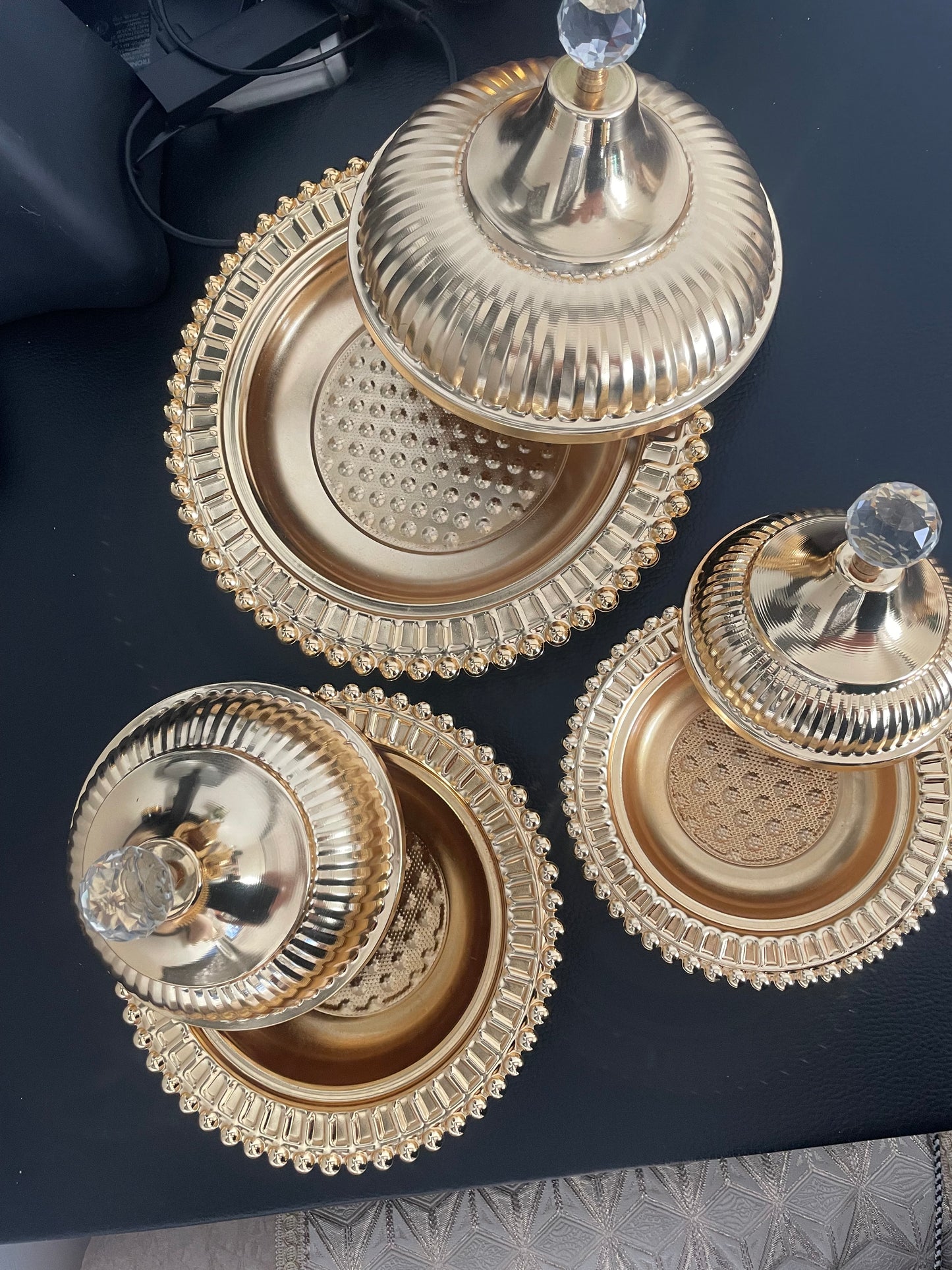Ensemble de 3 Tajines Décoratifs Dorés – Petit, Moyen et Grand – Style Oriental Chic