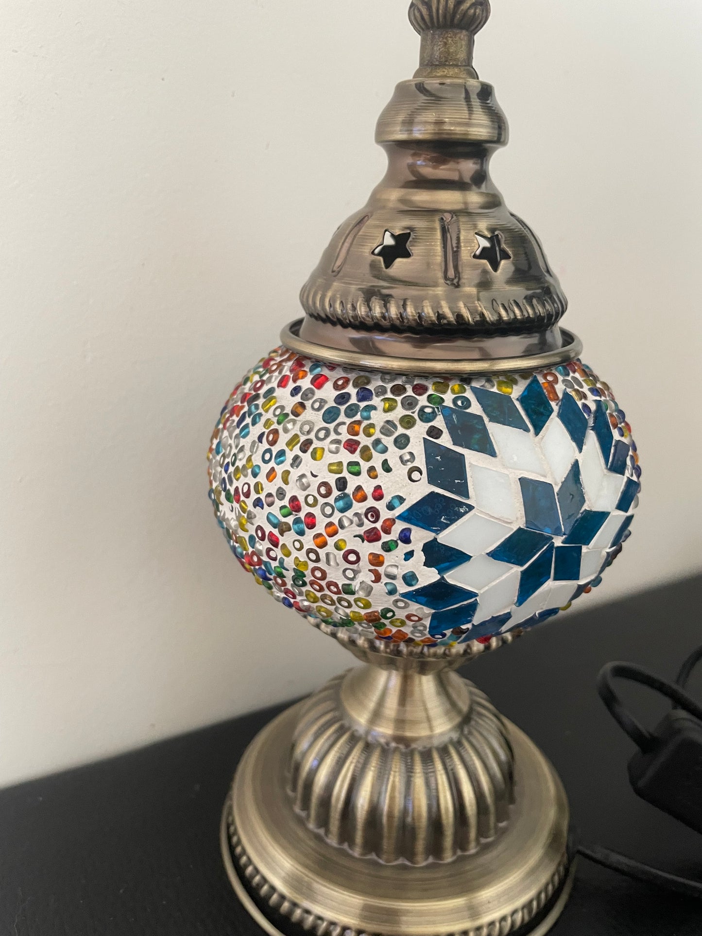 Lampe mosaïque artisanale – 3 coloris -Verre coloré rouge, bleu et blanc