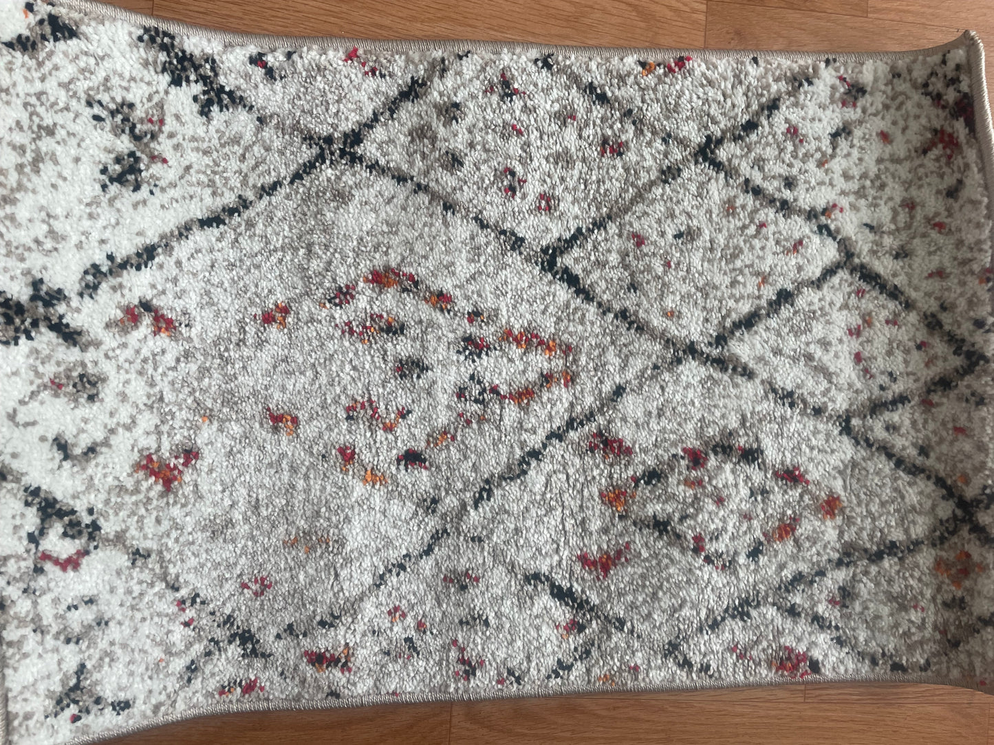 Petit tapis gris à motifs losanges – 40x60 cm – Style moderne et chaleureux