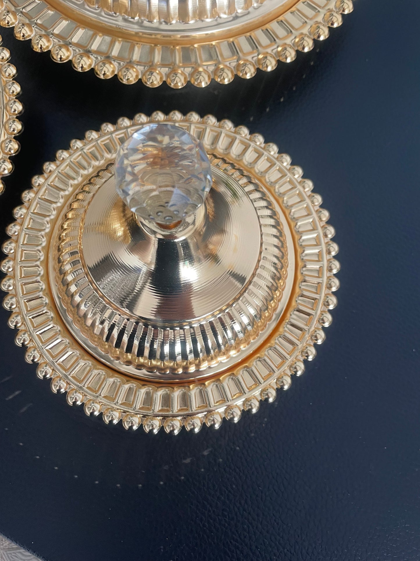 Ensemble de 3 Tajines Décoratifs Dorés – Petit, Moyen et Grand – Style Oriental Chic