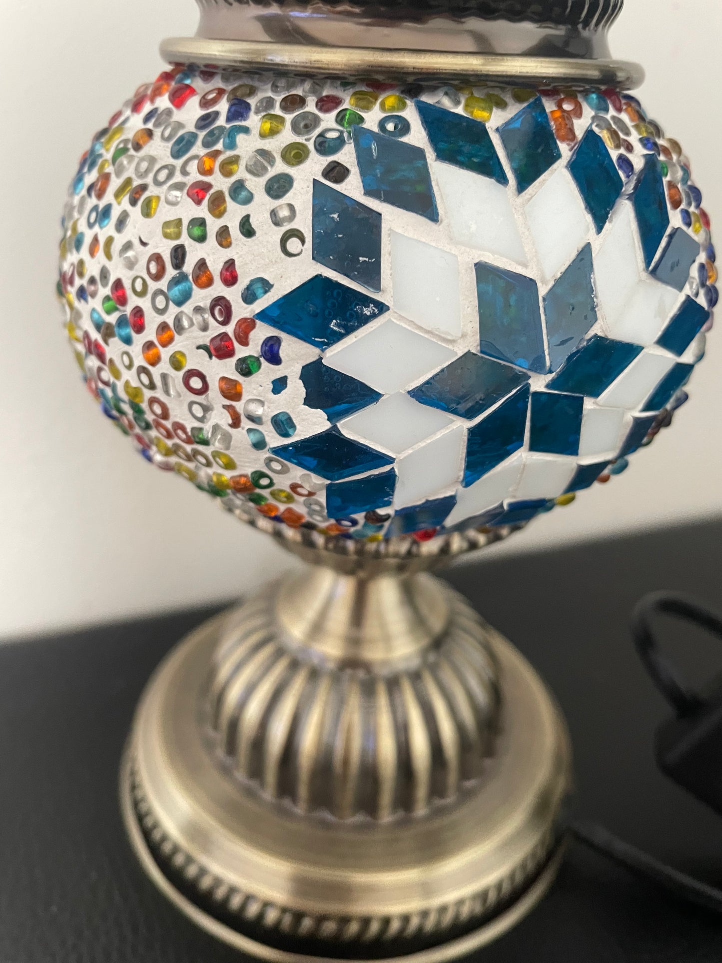 Lampe mosaïque artisanale – 3 coloris -Verre coloré rouge, bleu et blanc