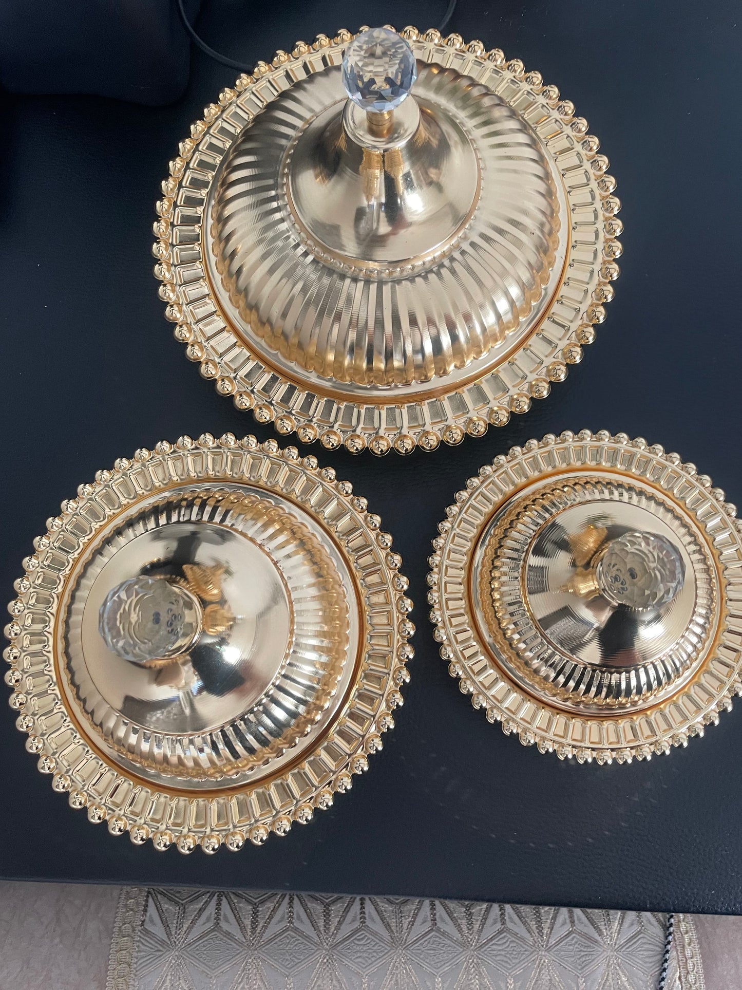 Ensemble de 3 Tajines Décoratifs Dorés – Petit, Moyen et Grand – Style Oriental Chic