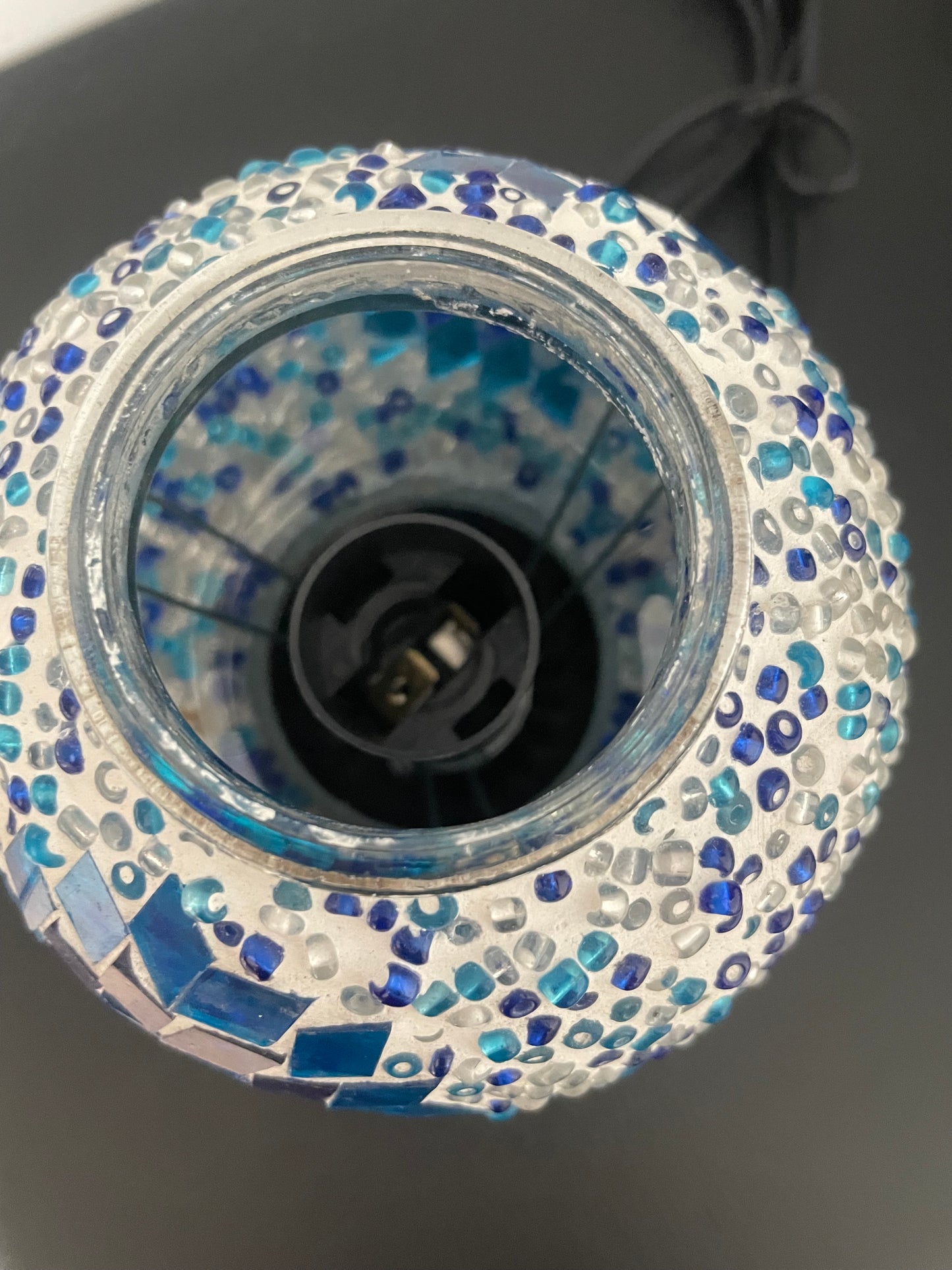 Lampe mosaïque artisanale – 3 coloris -Verre coloré rouge, bleu et blanc