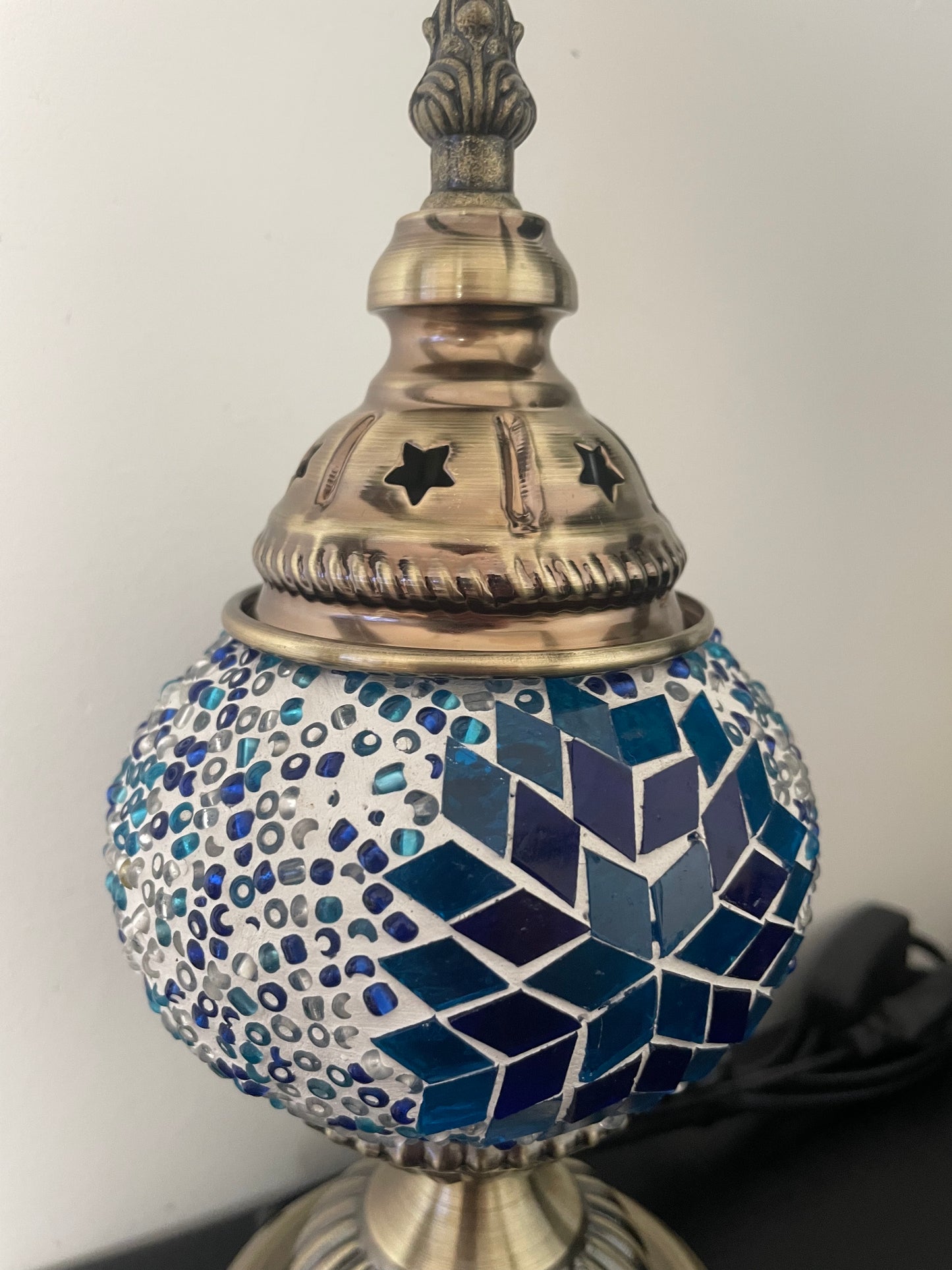Lampe mosaïque artisanale – 3 coloris -Verre coloré rouge, bleu et blanc
