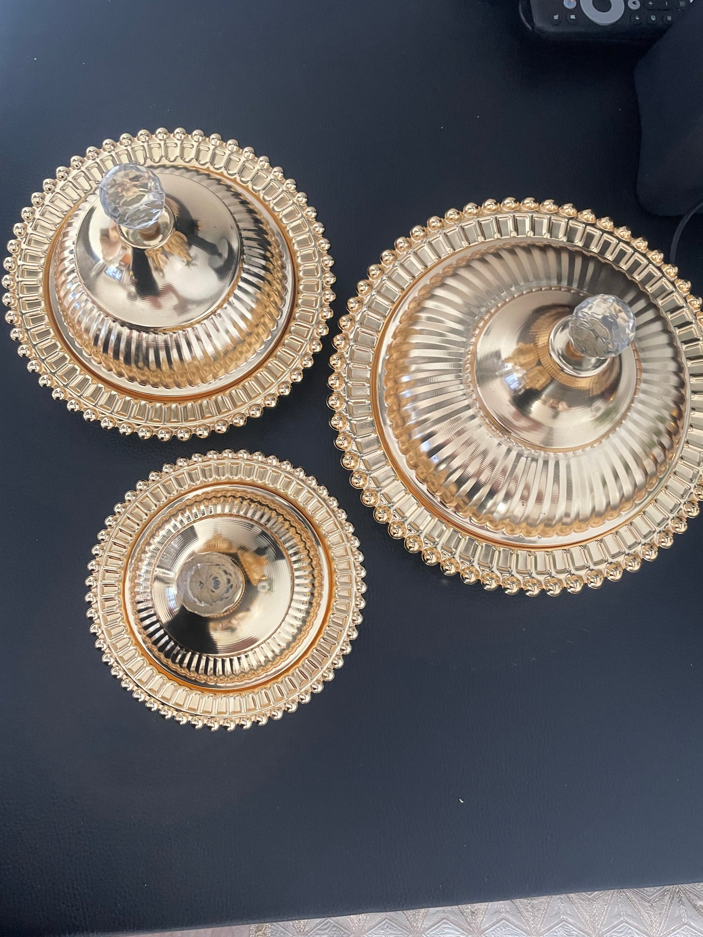 Ensemble de 3 Tajines Décoratifs Dorés – Petit, Moyen et Grand – Style Oriental Chic