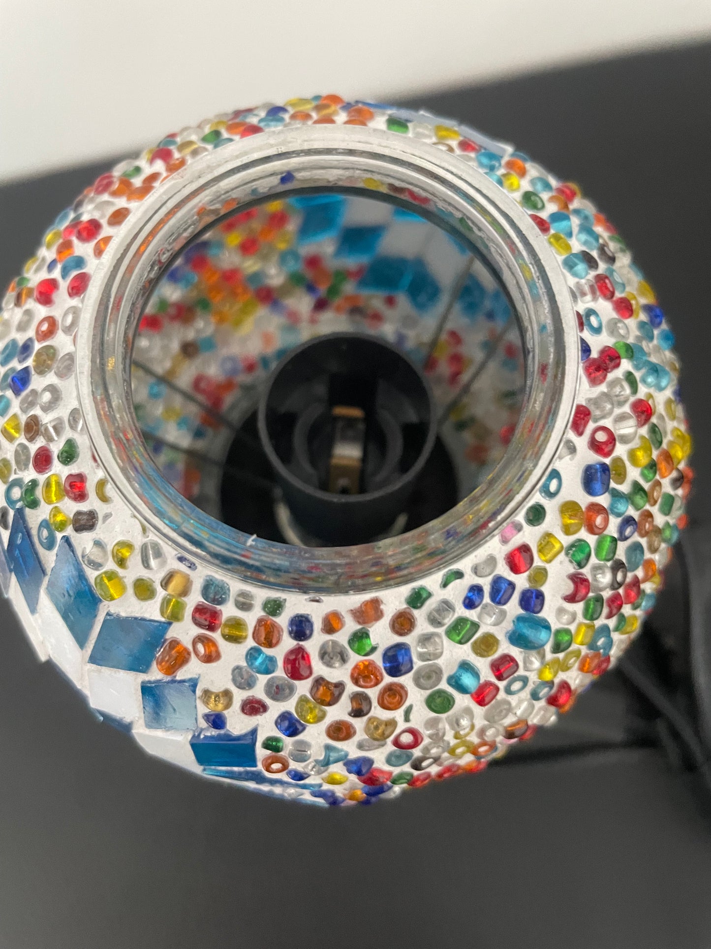 Lampe mosaïque artisanale – 3 coloris -Verre coloré rouge, bleu et blanc