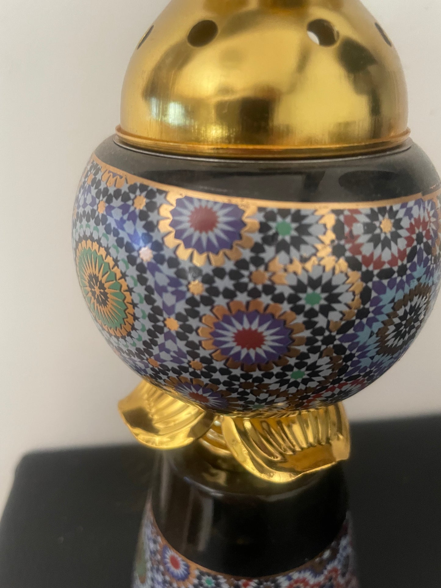 Encensoir Oriental en Céramique Émaillée et Dorure – Motifs Zellige Marocain