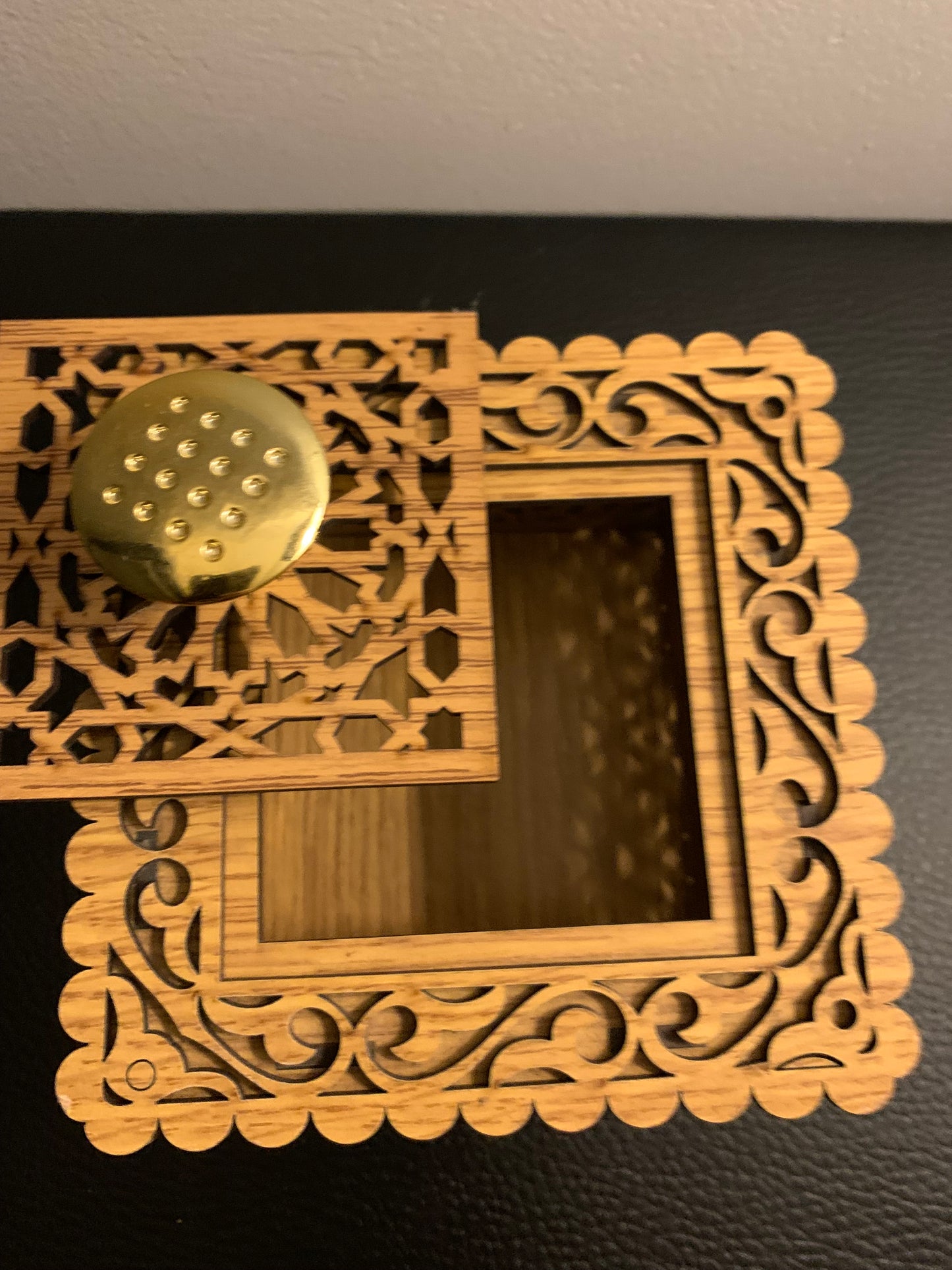 Boîte artisanale en bois ajouré – Forme carrée et poignée dorée