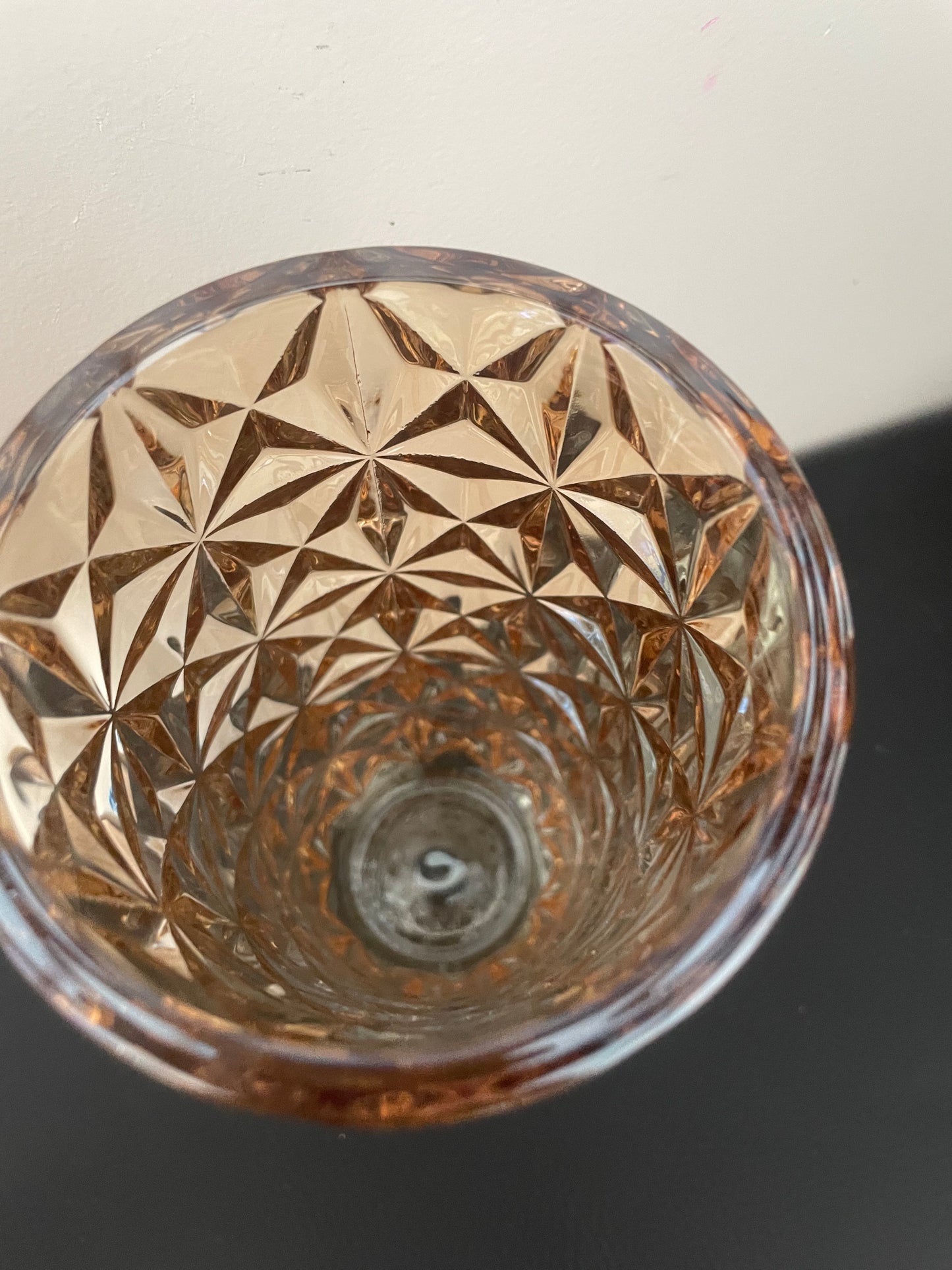 Encensoir en verre taillé ambré – Finition dorée élégante