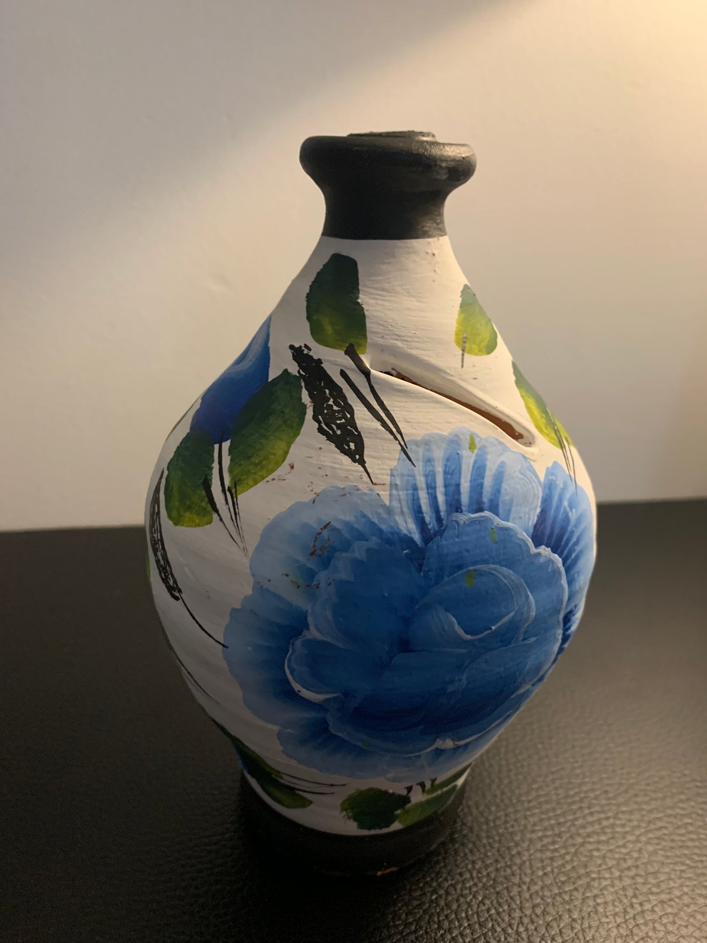 Tirelire en terre cuite peinte à la main - motif fleur bleue