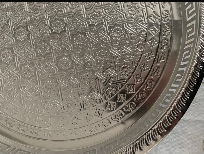 Plateau rond argenté oriental avec poignées – Motifs géométriques gravés