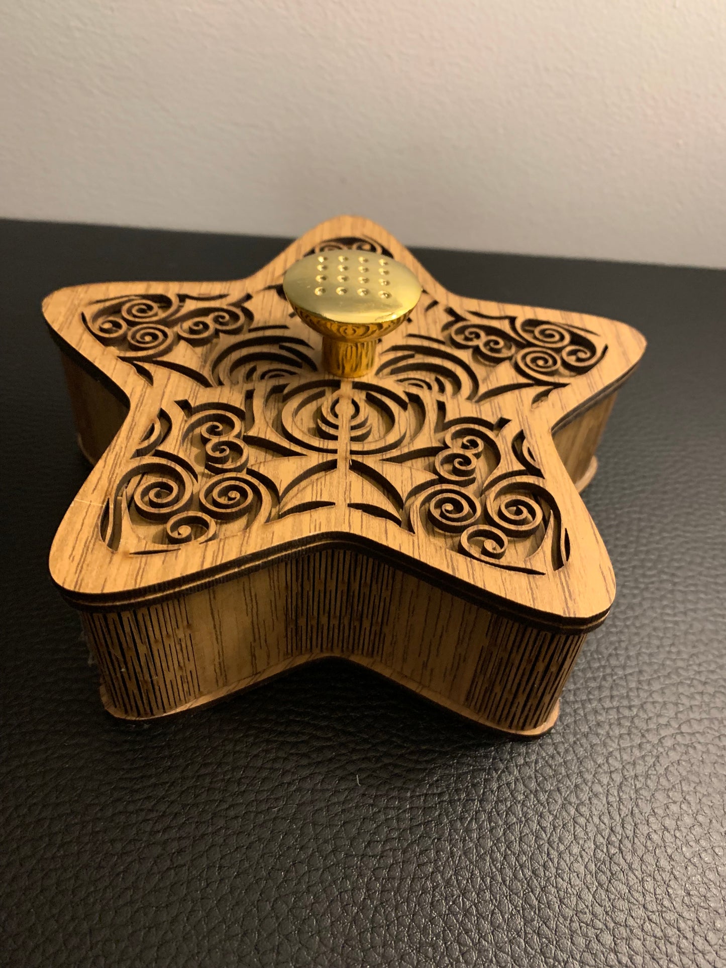 Boîte artisanale en bois – Forme étoile et poignée dorée