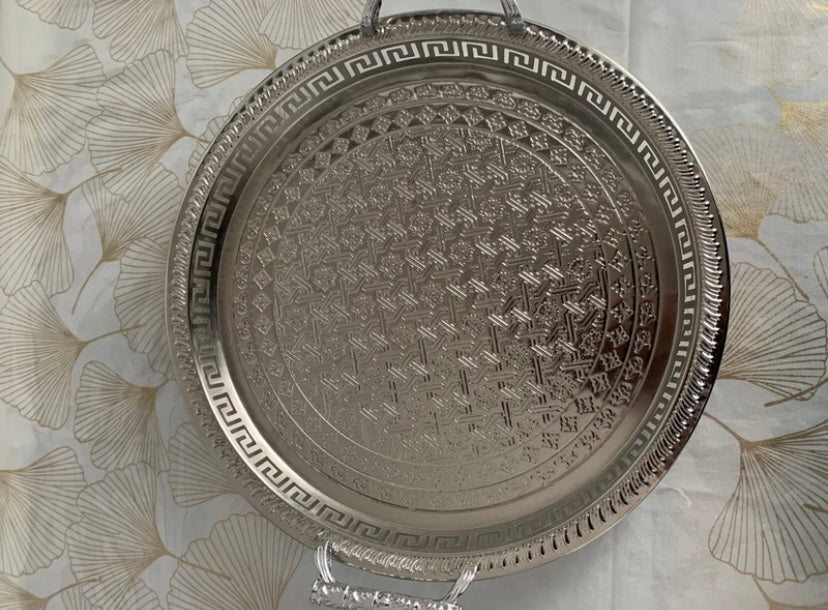 Plateau rond argenté oriental avec poignées – Motifs géométriques gravés