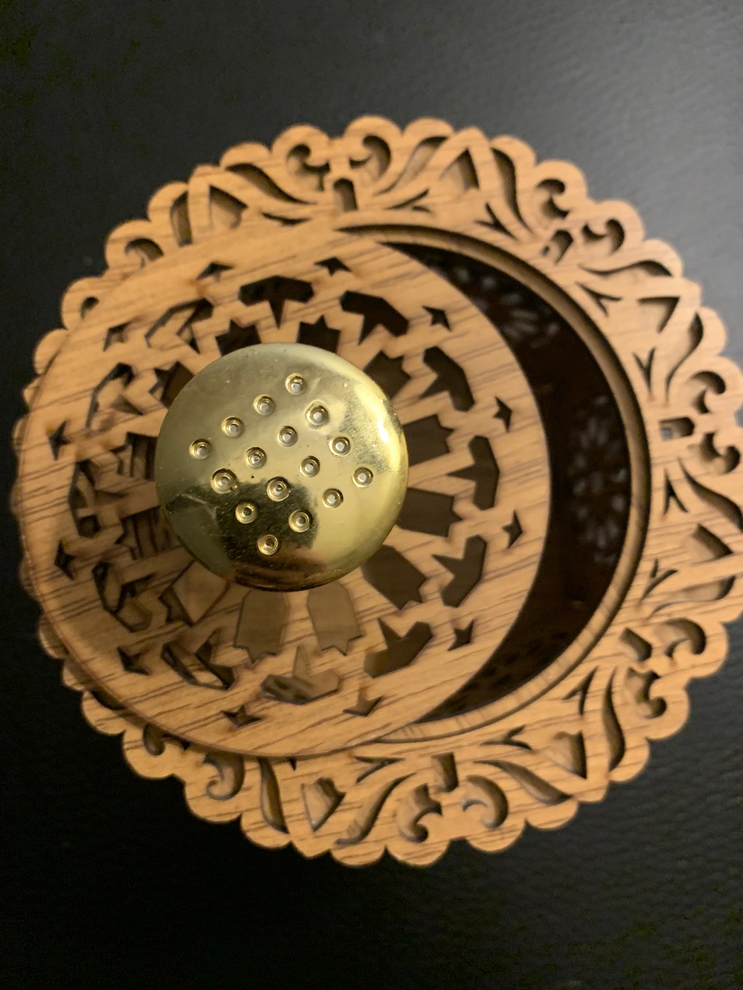 Boîte artisanale en bois ajouré – Motif oriental & poignée dorée